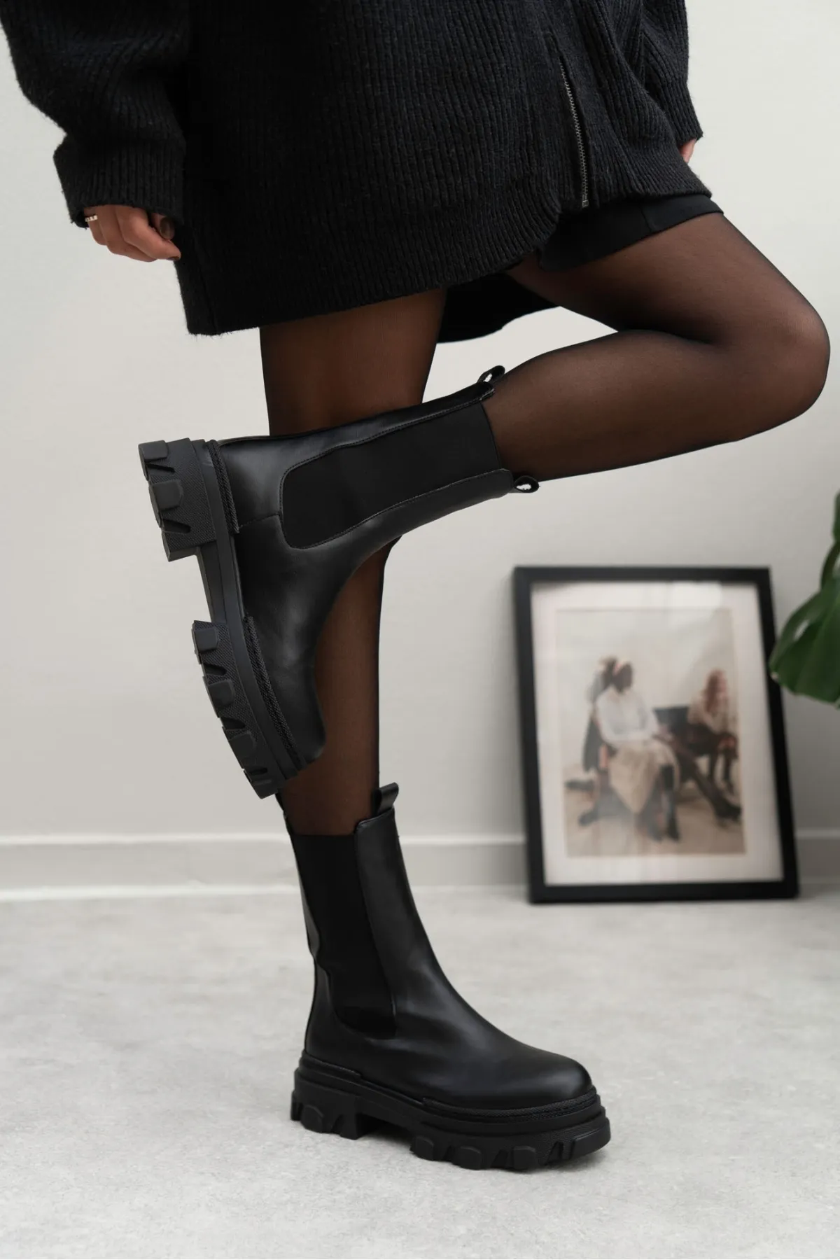 NİŞANTAŞI SHOES  Monaco Damenstiefel mit flacher Sohle aus schwarzem, mattem Gummi