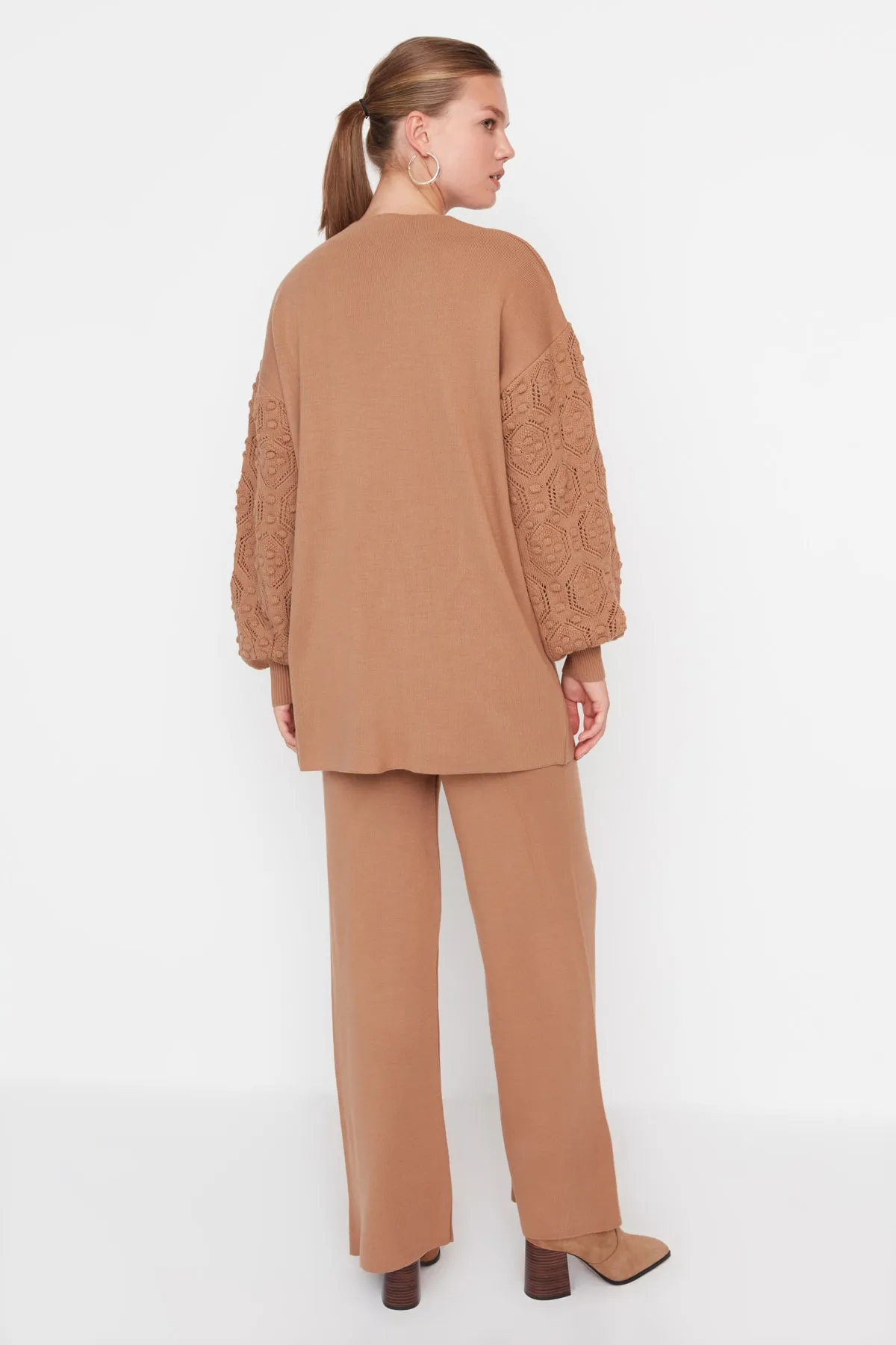 Trendyol Modest  Beiges durchbrochenes Strickpullover-Hosen-Strickwarenset mit Ärmeln TCTAW23US00087