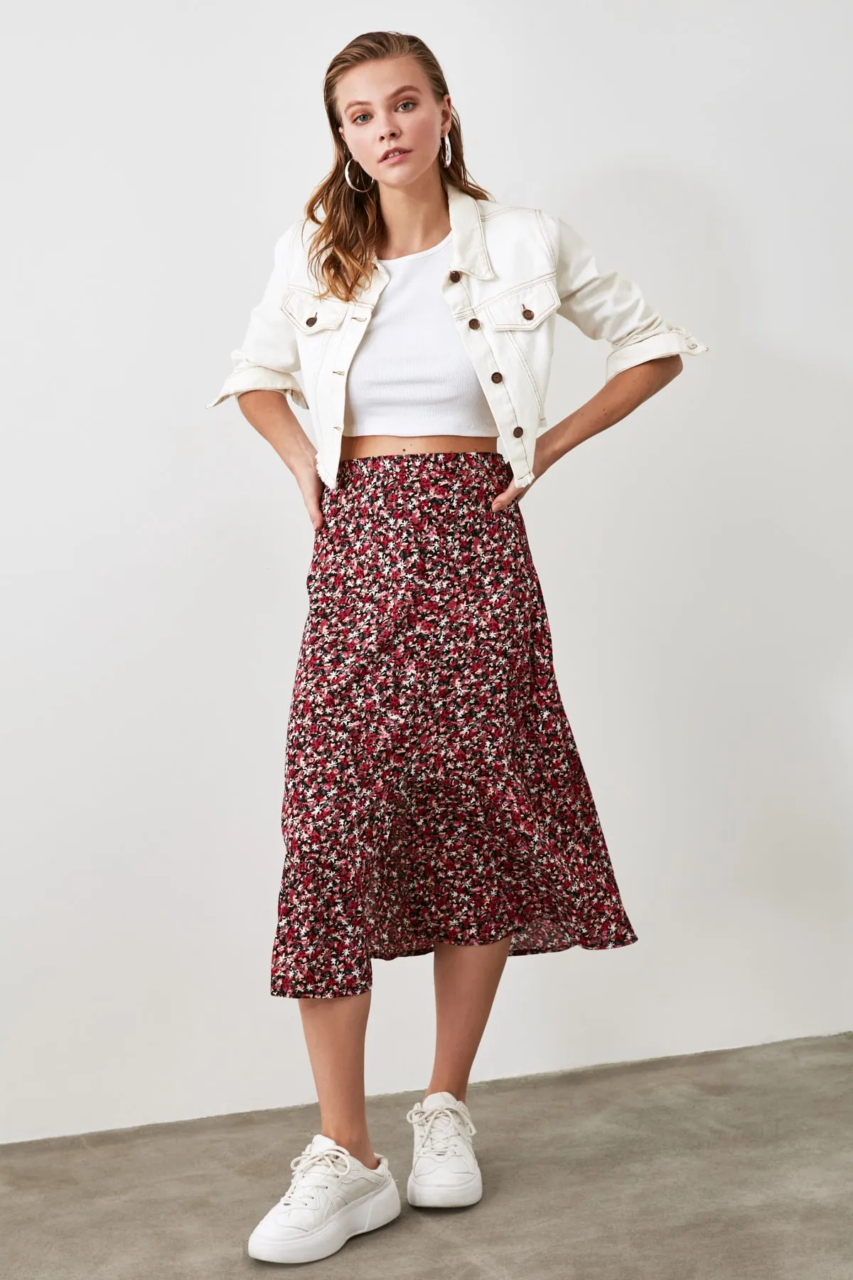 Trendyol Collection  Mehrfarbiger Midirock aus Viskosestoff mit Schlitzdetail und Blumenmuster TWOSS20ET0230