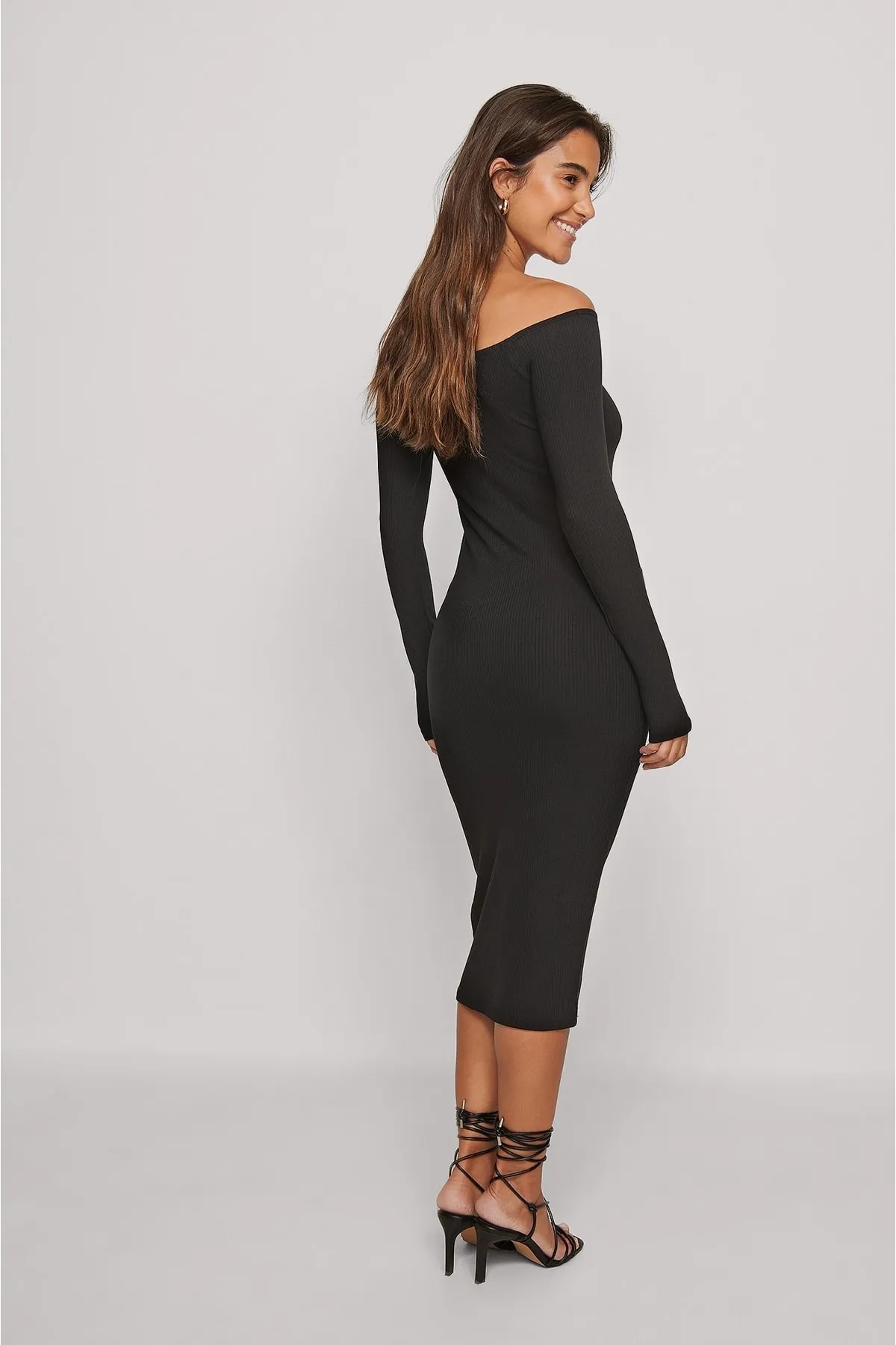 NA-KD  Geripptes, schulterfreies Midikleid