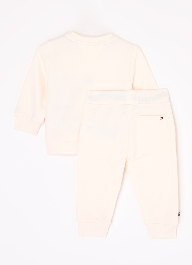 Setul esențial din două piese de la Tommy Hilfiger, format dintr-un pulover și pantaloni de trening.
