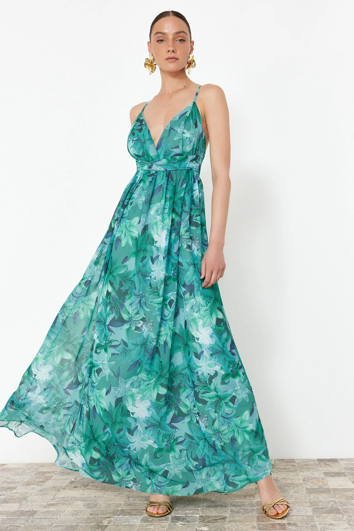 Trendyol Collection  Langes Abendkleid aus Chiffon mit mehrfarbigem Blumenmuster TPRSS24AE00094