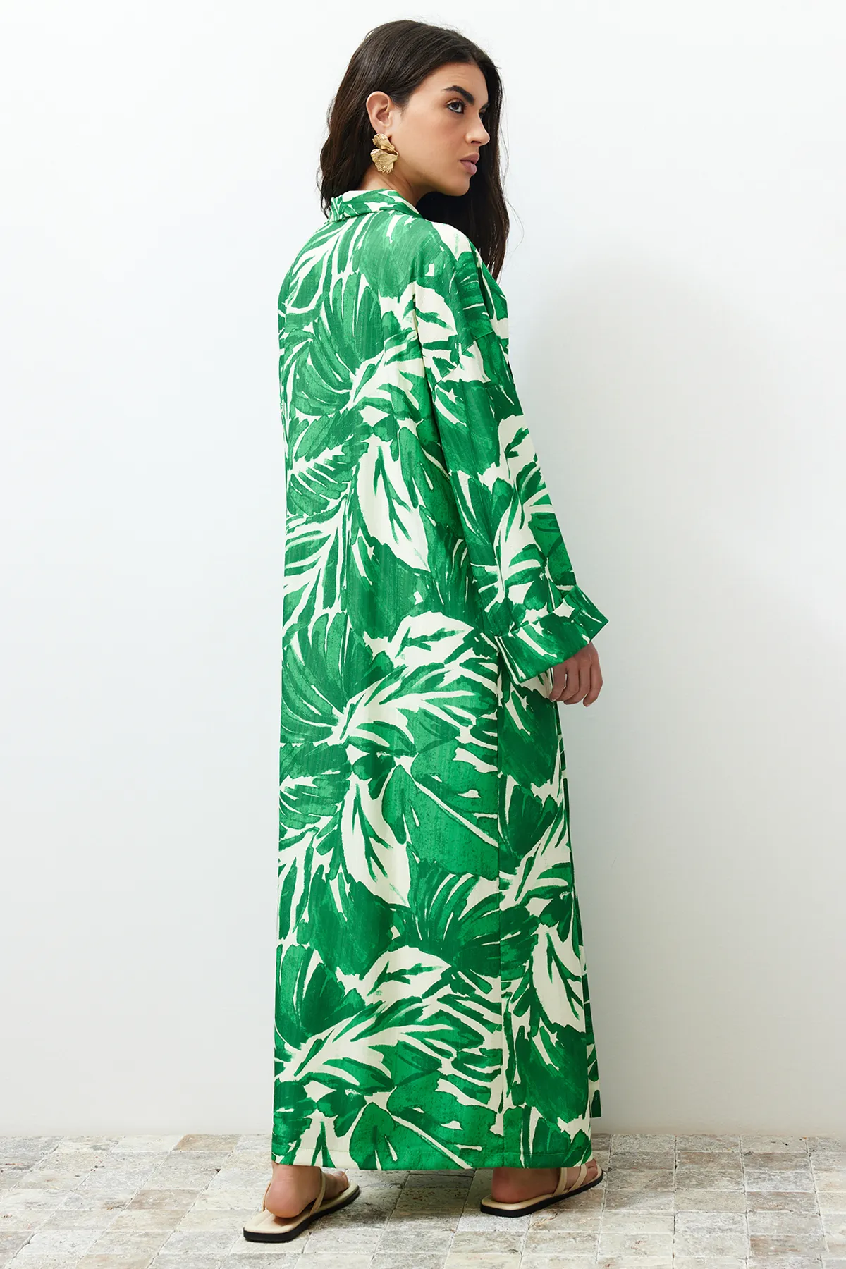 Trendyol Modest  Langer gewebter Kimono und Kaftan mit tropischem Muster in Grün TCTSS24KF00000