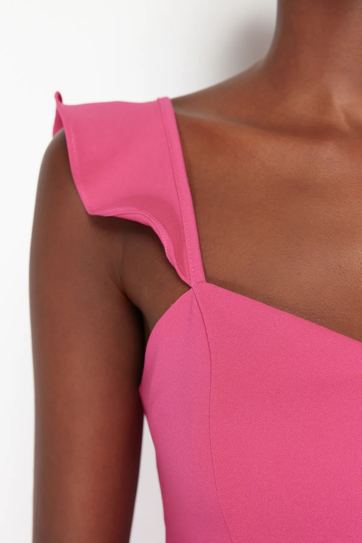 Trendyol Collection  Körperbetontes, gewebtes Kleid mit Volant in Fuchsia TPRSS24EL00134