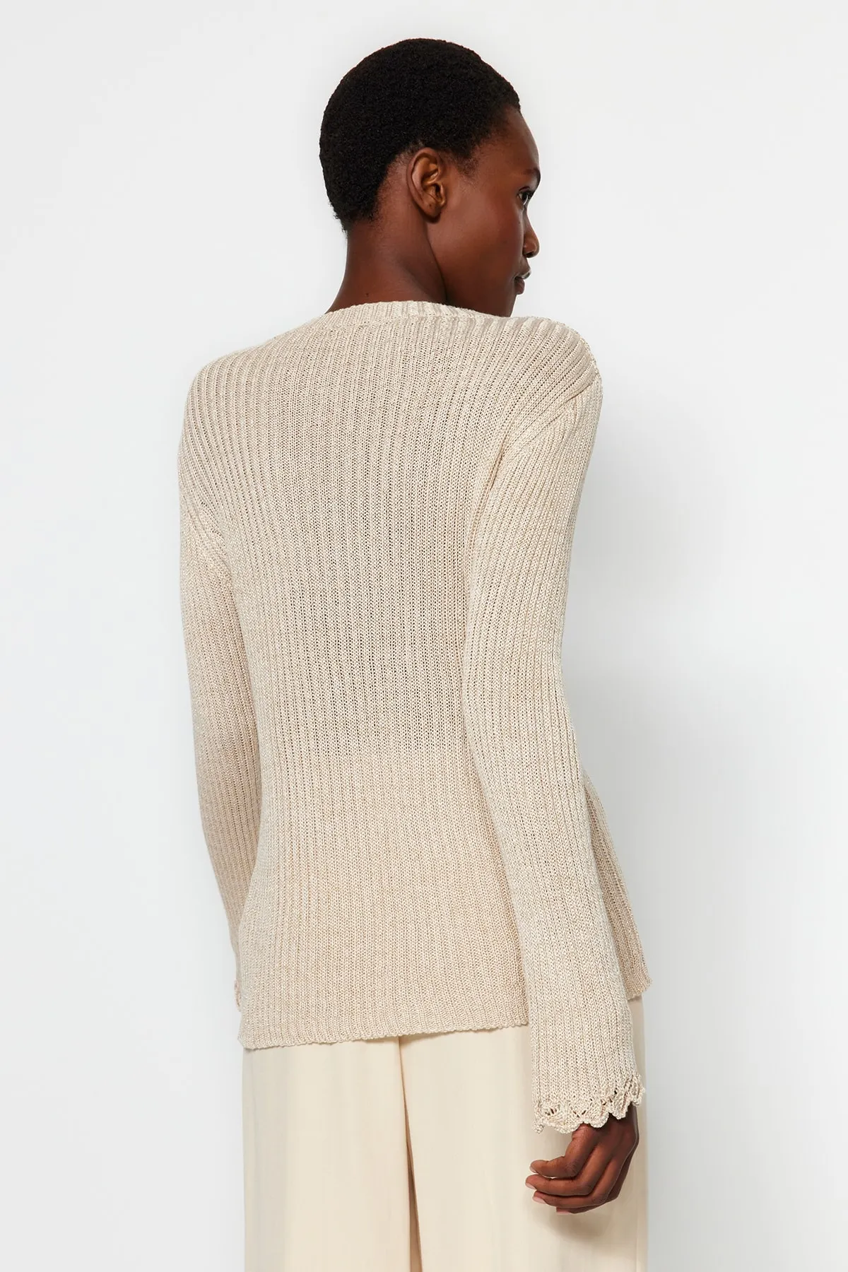Trendyol Collection  Strickpullover mit Rundhalsausschnitt und Steinglitzer TWOAW24KZ01166