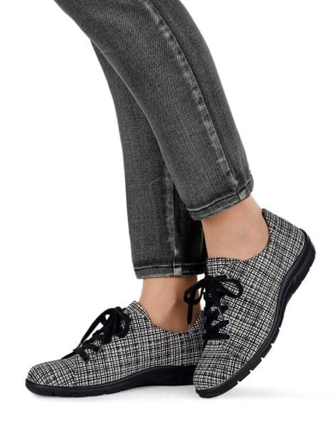 Schnürschuh mit Luftpolsterlaufsohle ausgestattet