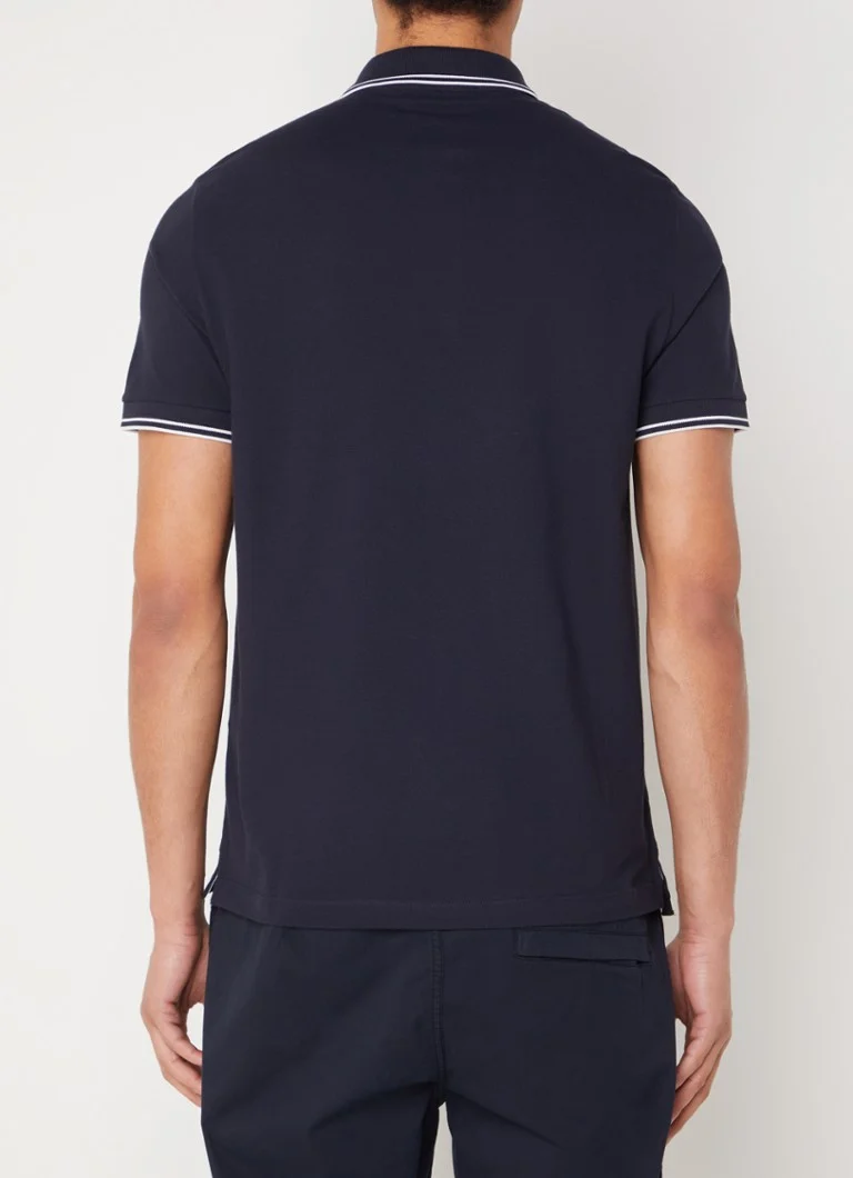 Camisa polo Stone Island 2SC18 slim fit em algodão piqué com logo e punhos com detalhes contrastantes.
