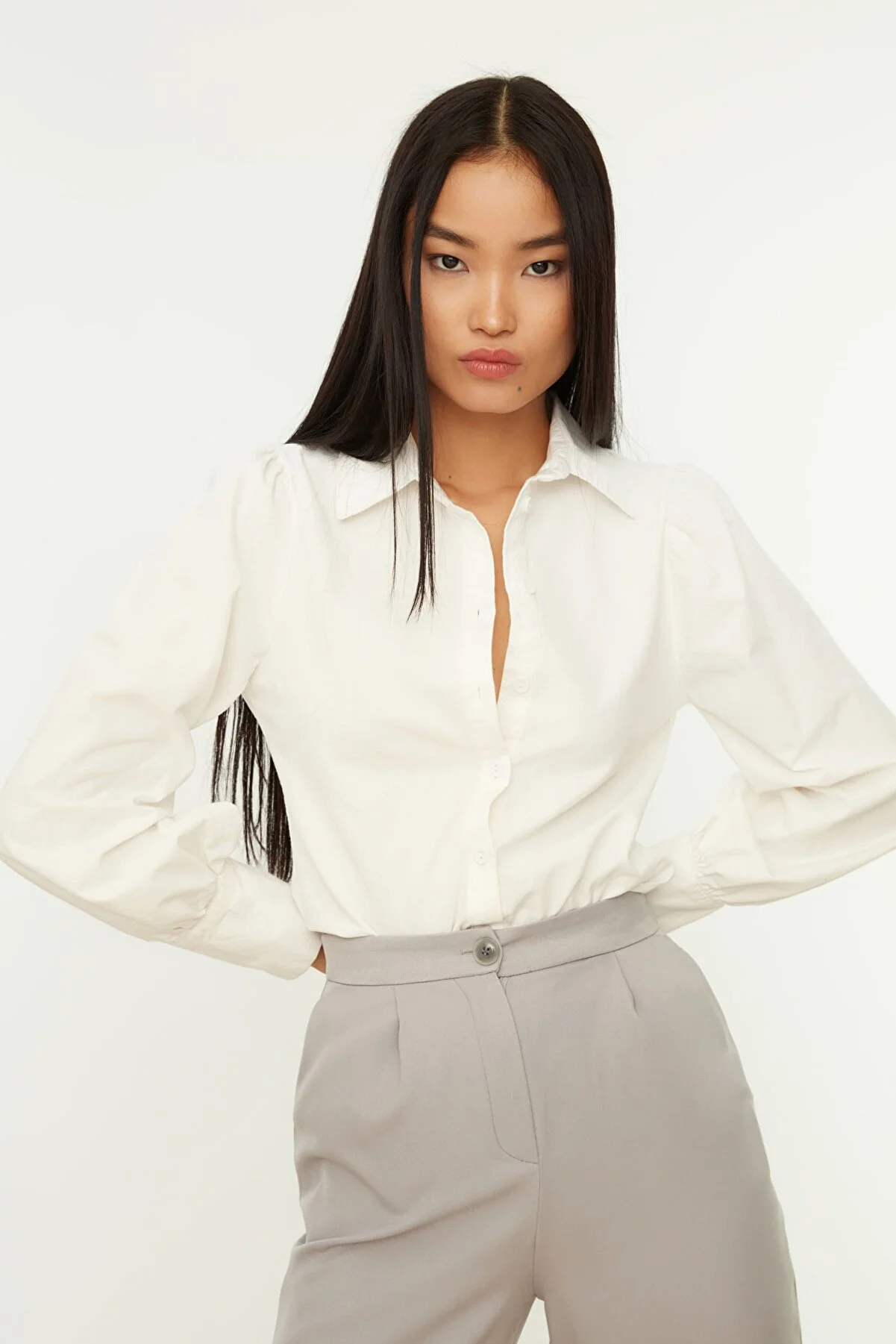 Trendyol Collection  Weißes Hemd mit Ballonärmeln aus Baumwolle - Regular Fit TWOSS20GO0065