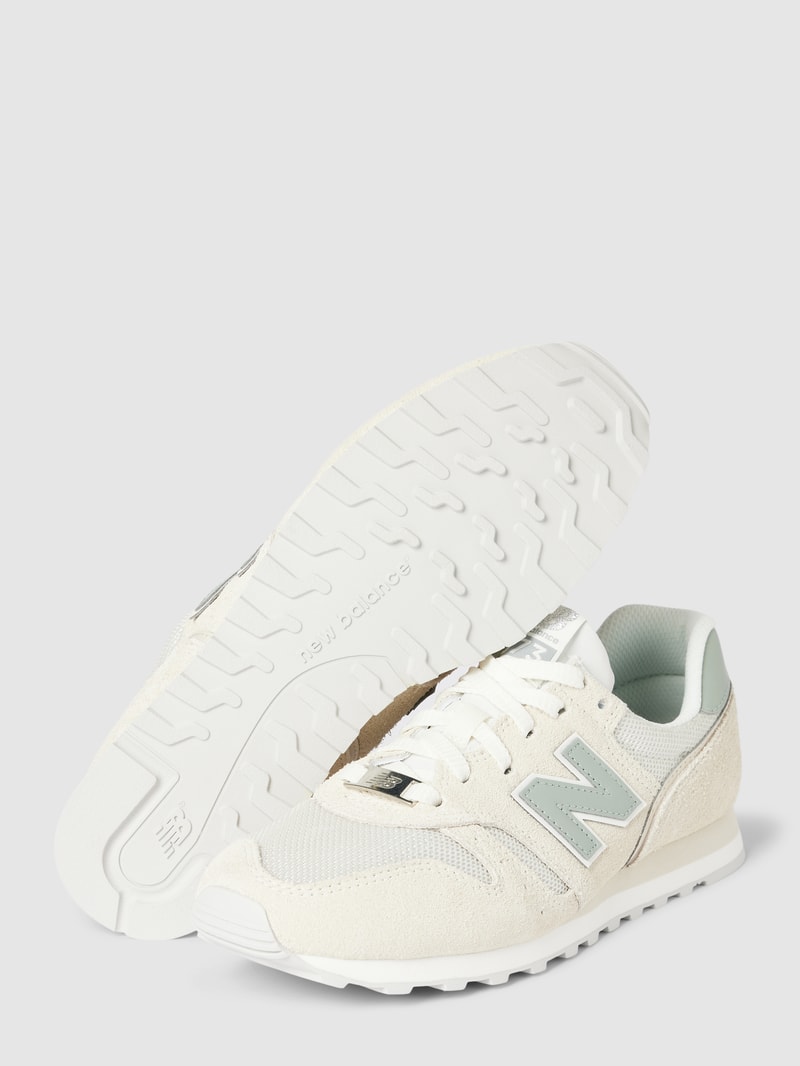 Sneaker mit Label-Detail in beige