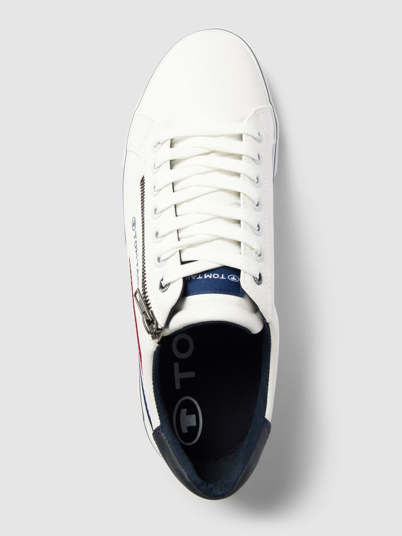Sneaker mit Label-Details in weiß