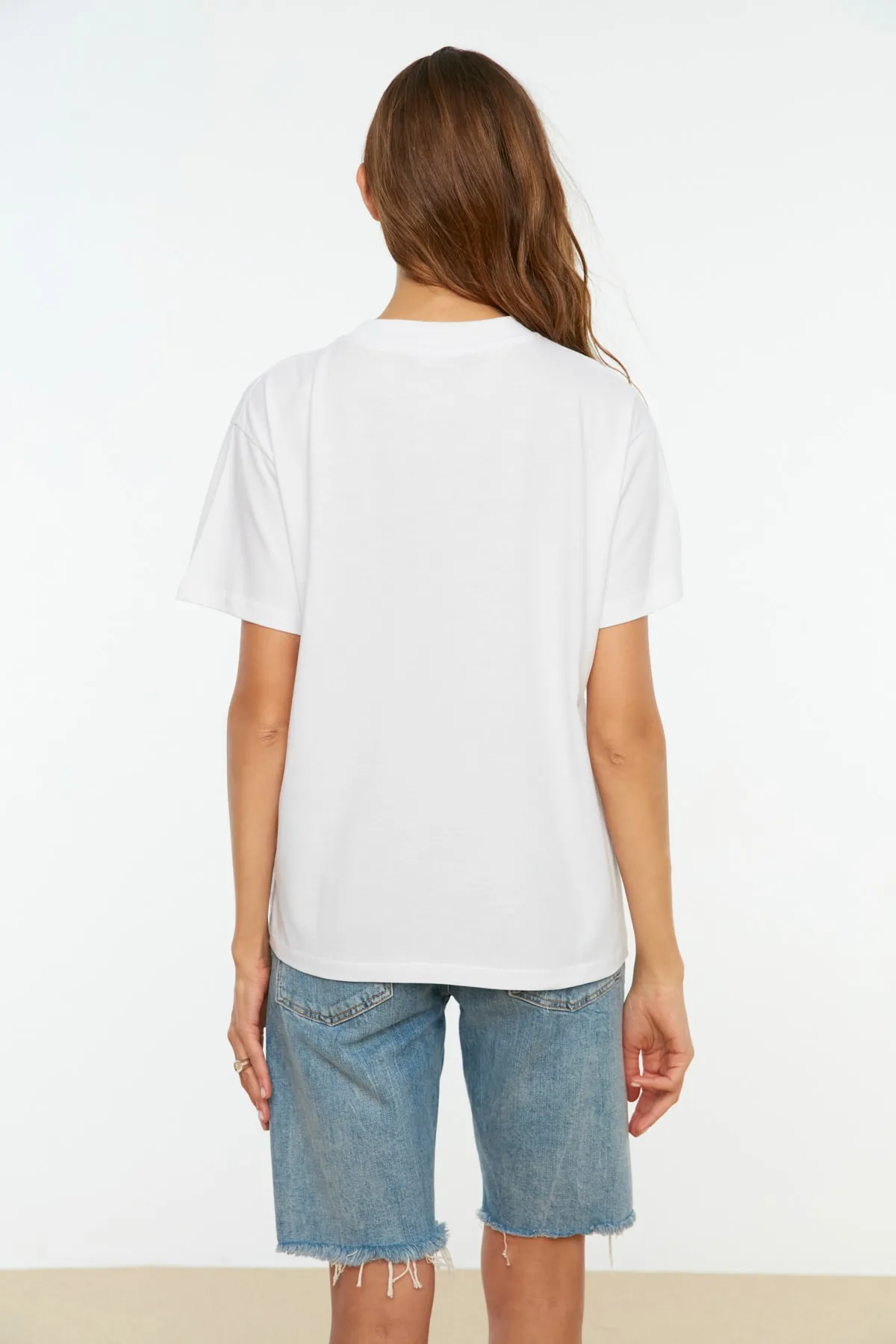 Trendyol Collection  Weißes Basic-Strick-T-Shirt aus 100 % Baumwolle mit Stehkragen TWOAW20TS0096