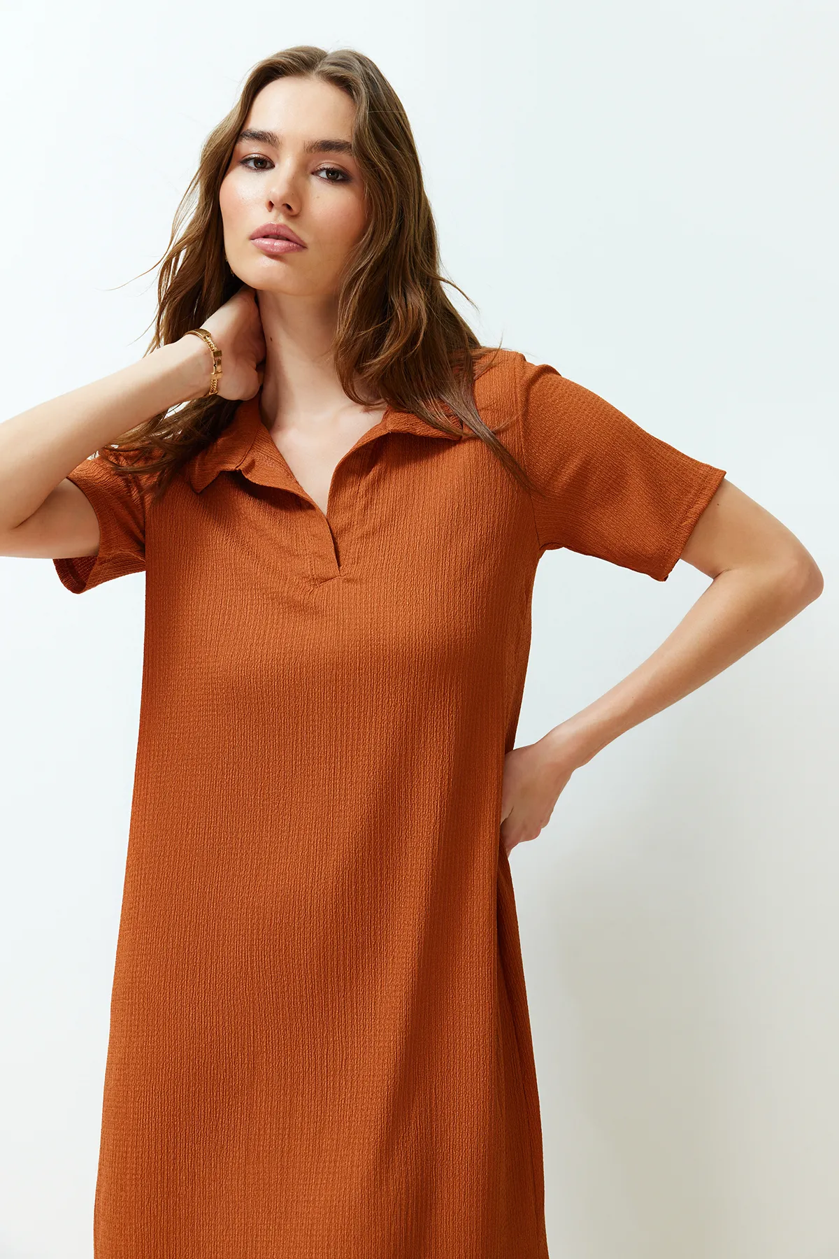 Trendyol Collection  Kurzärmliges Wickel-/strukturiertes Strick-Midikleid mit Zimt-Polokragen TWOSS24EL00478