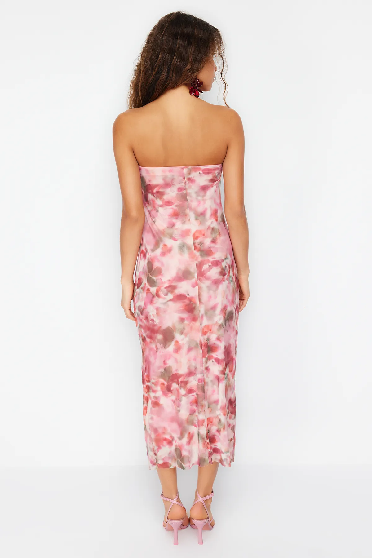 Trendyol Collection  Rosa, figurbetontes Maxi-Bleistiftkleid aus flexiblem Strick mit detailliertem abstraktem Muster TWOSS24EL00081