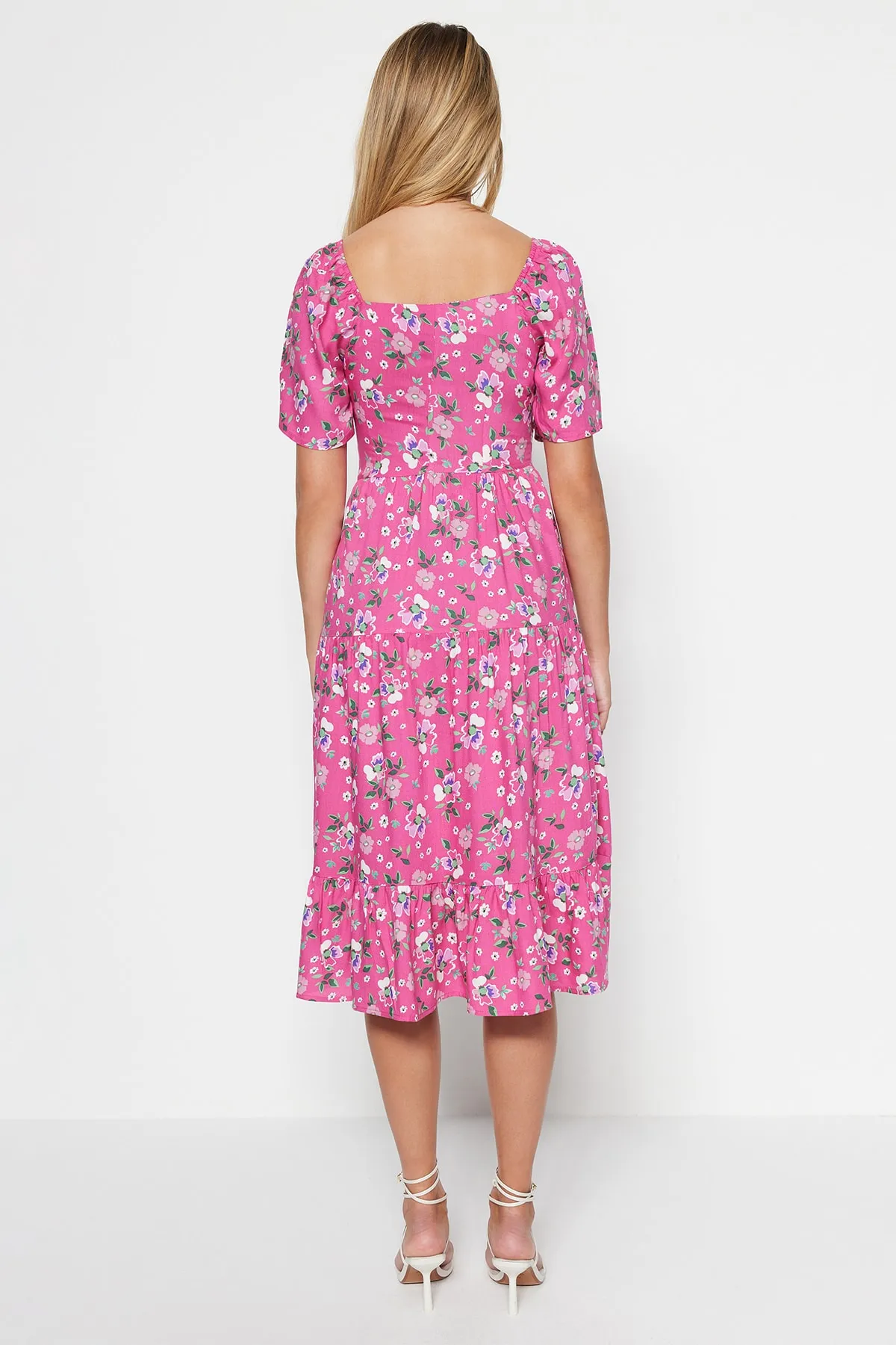 Trendyol Collection  Rosafarbenes, gewebtes Midikleid in A-Linie mit Ballonärmeln und Blumendruck TWOSS20EL2323