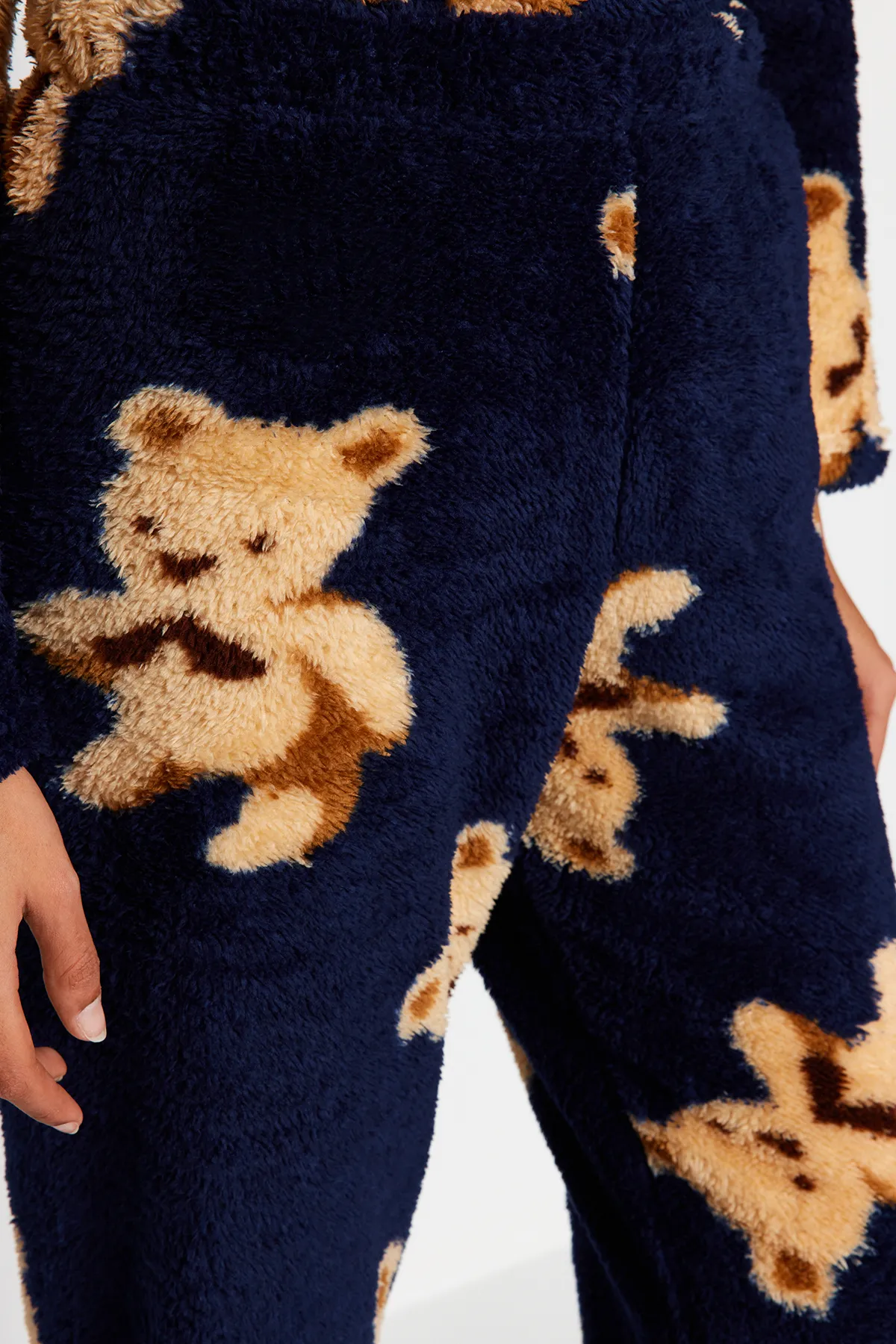 Trendyol Collection  Marineblaues Pyjama-Set aus T-Shirt und Hose mit Teddybär-Muster aus Wellsoft-Strick THMAW24PT00263
