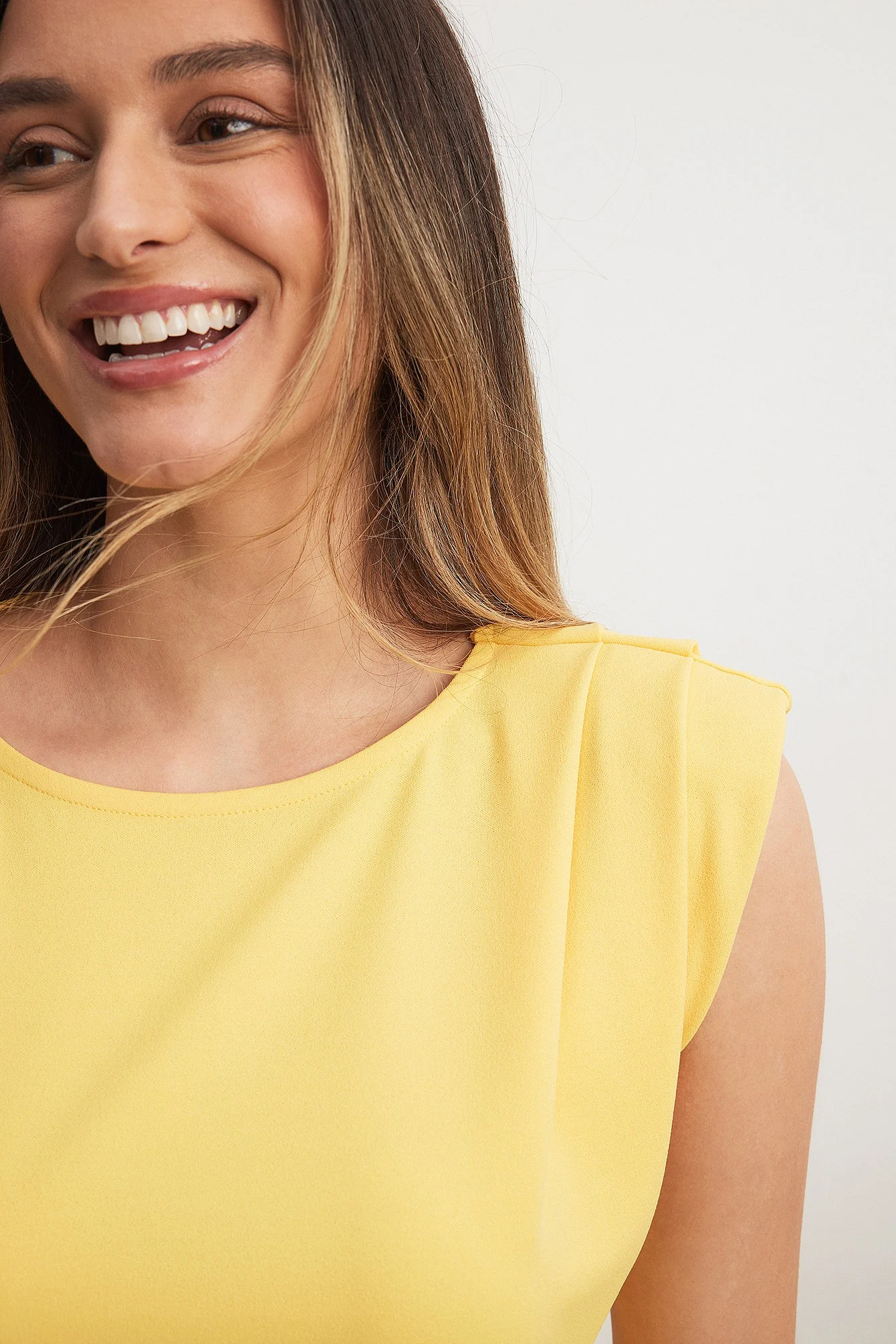 Midikleid mit markanten Schultern