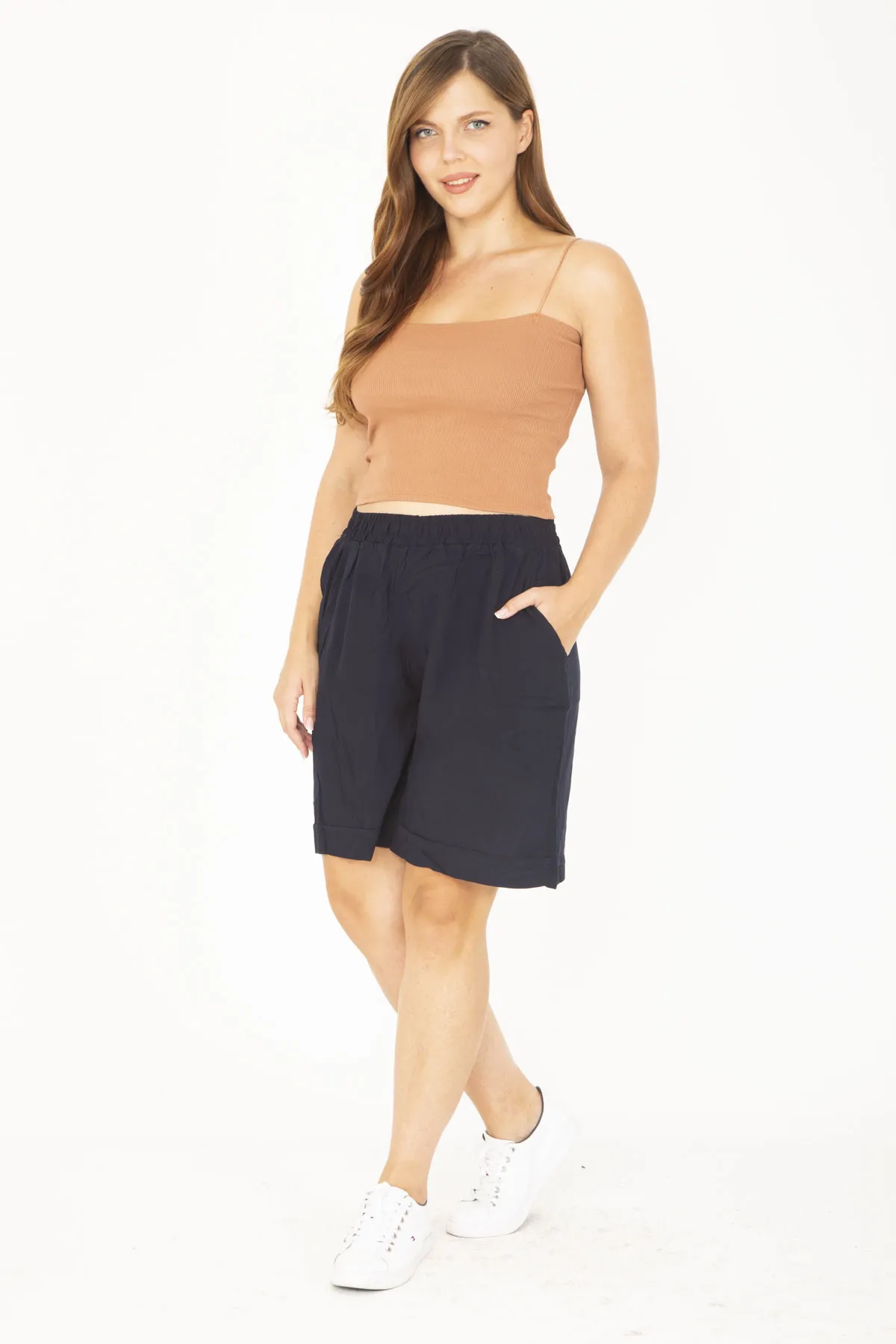 Şans  Große Damen-Shorts aus gewebtem Viskosestoff in Marineblau mit elastischem Bund 65N36801