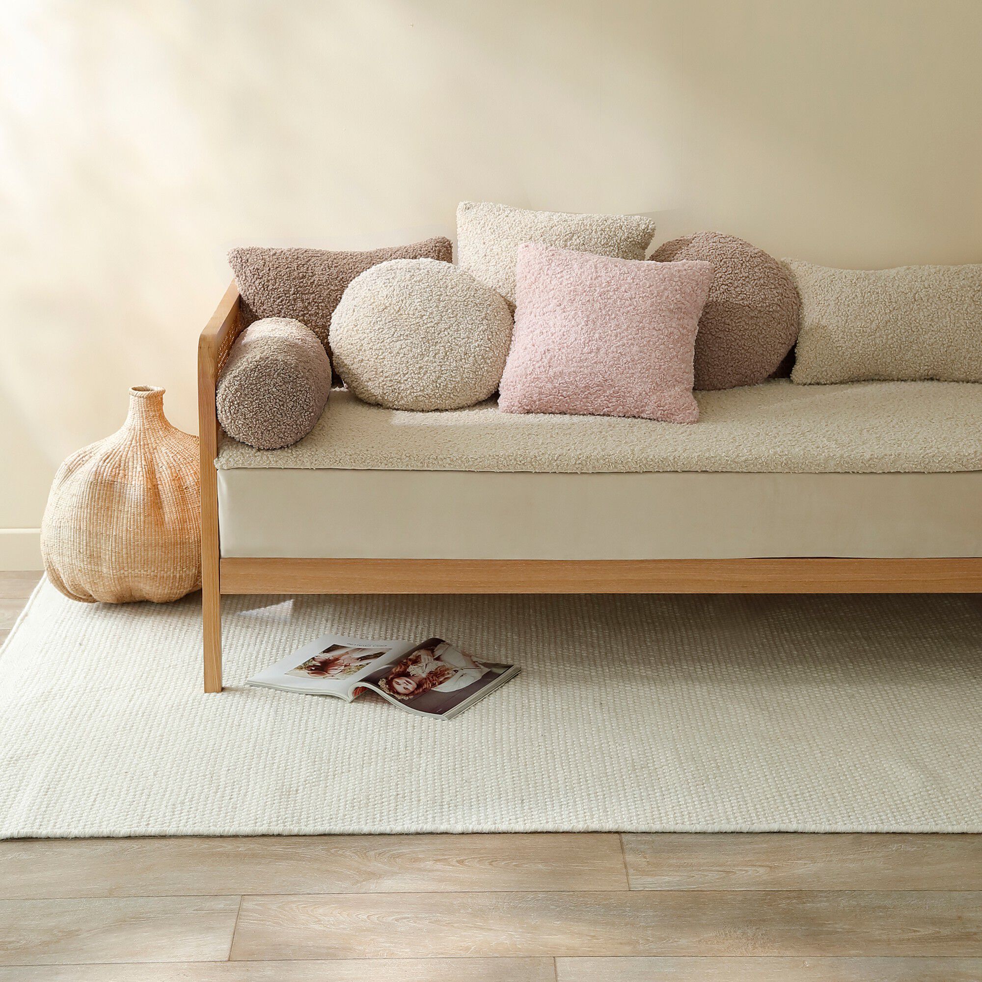 Coussin cylindrique en bouclette sherpa moutonnée