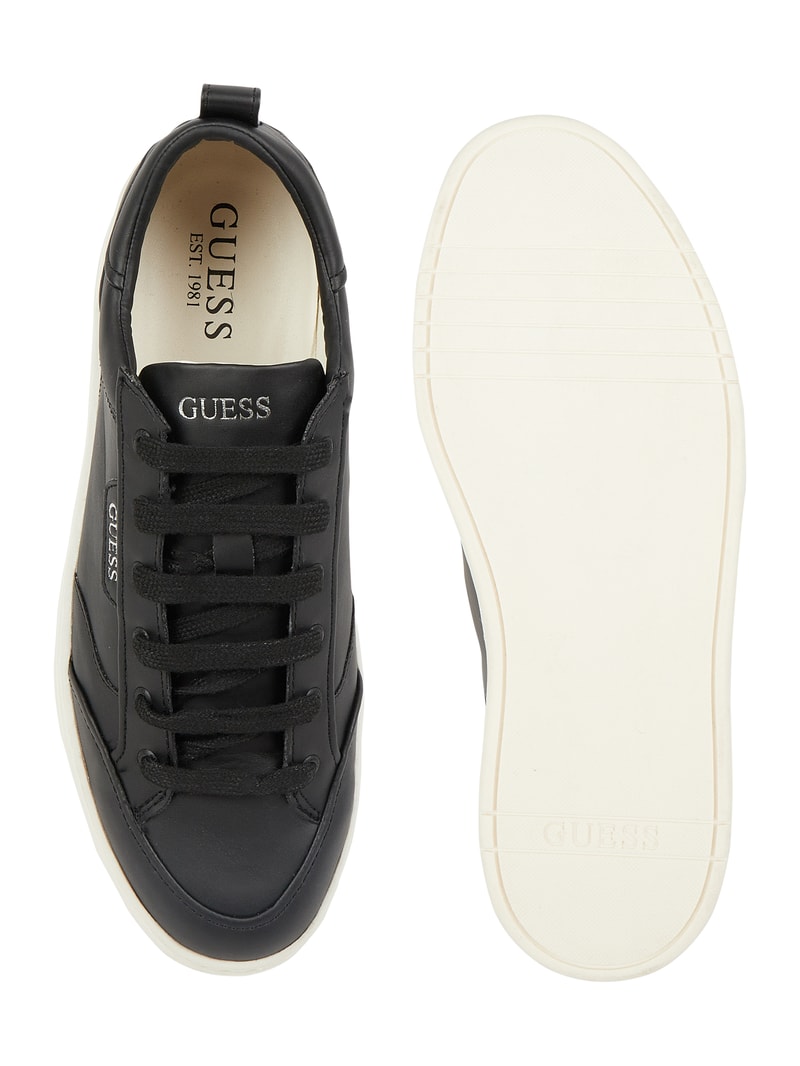Sneaker in Leder-Optik in schwarz