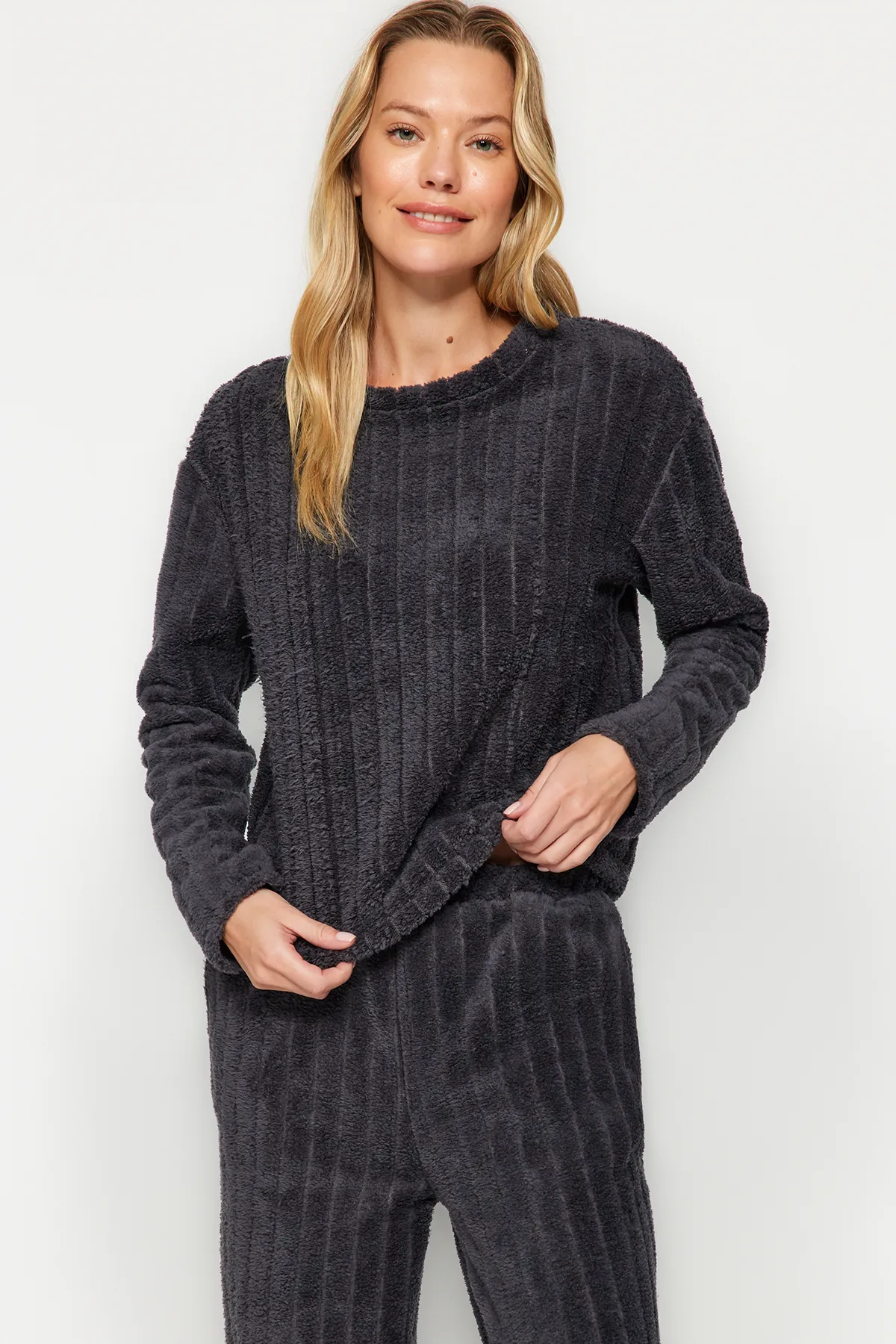 Trendyol Collection  Anthrazitfarbenes Wellsoft-Pyjama-Set aus T-Shirt und Hose aus Strick THMAW24PT00042