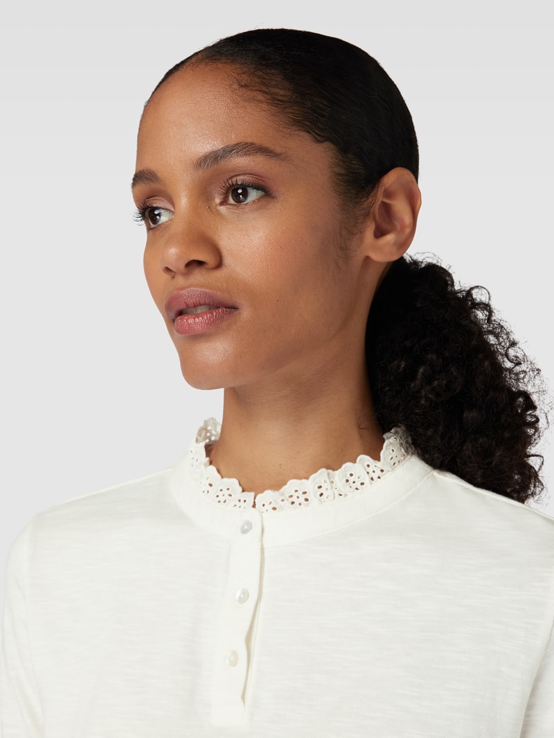 Longsleeve mit Spitzenbesatz und kurzer Knopfleiste in offwhite
