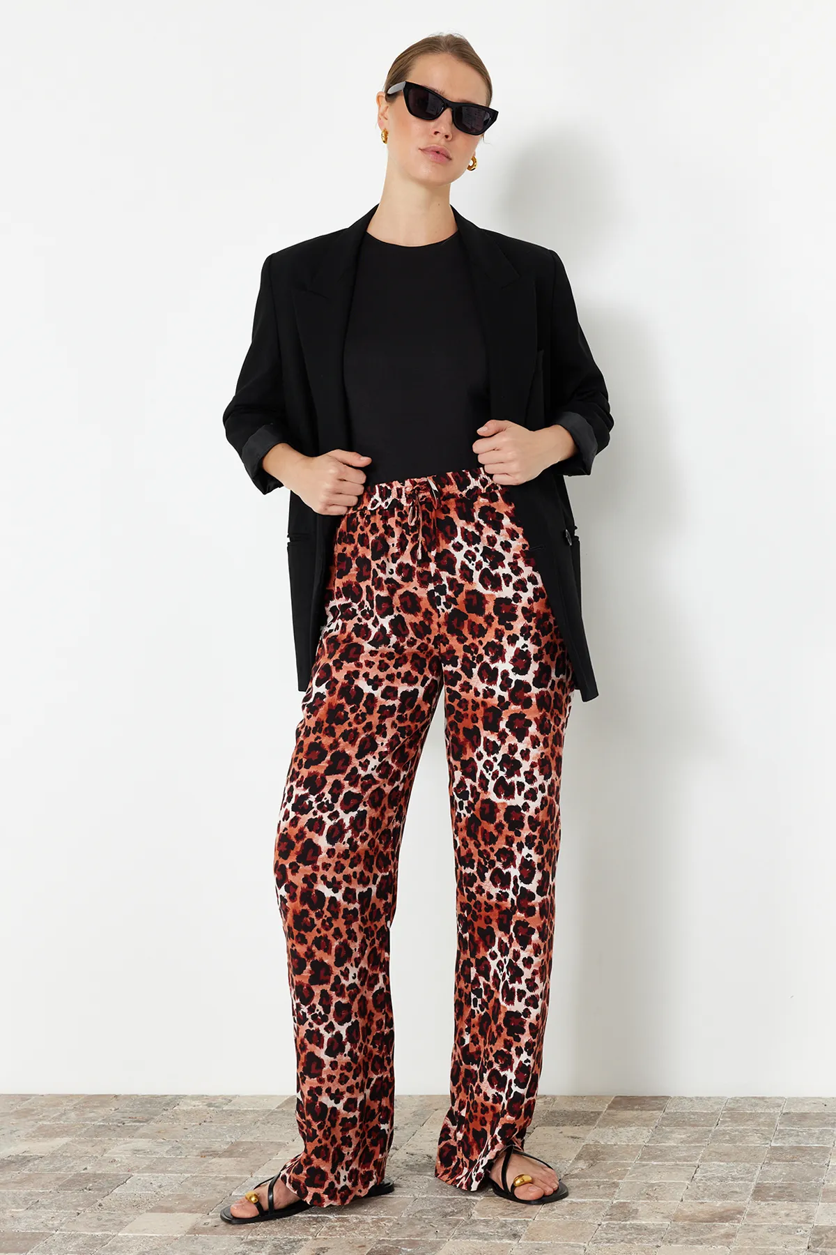 Trendyol Collection  Braune gewebte Hose mit weitem Bein und elastischem Bund und Leopardenmuster TWOSS24PL00159