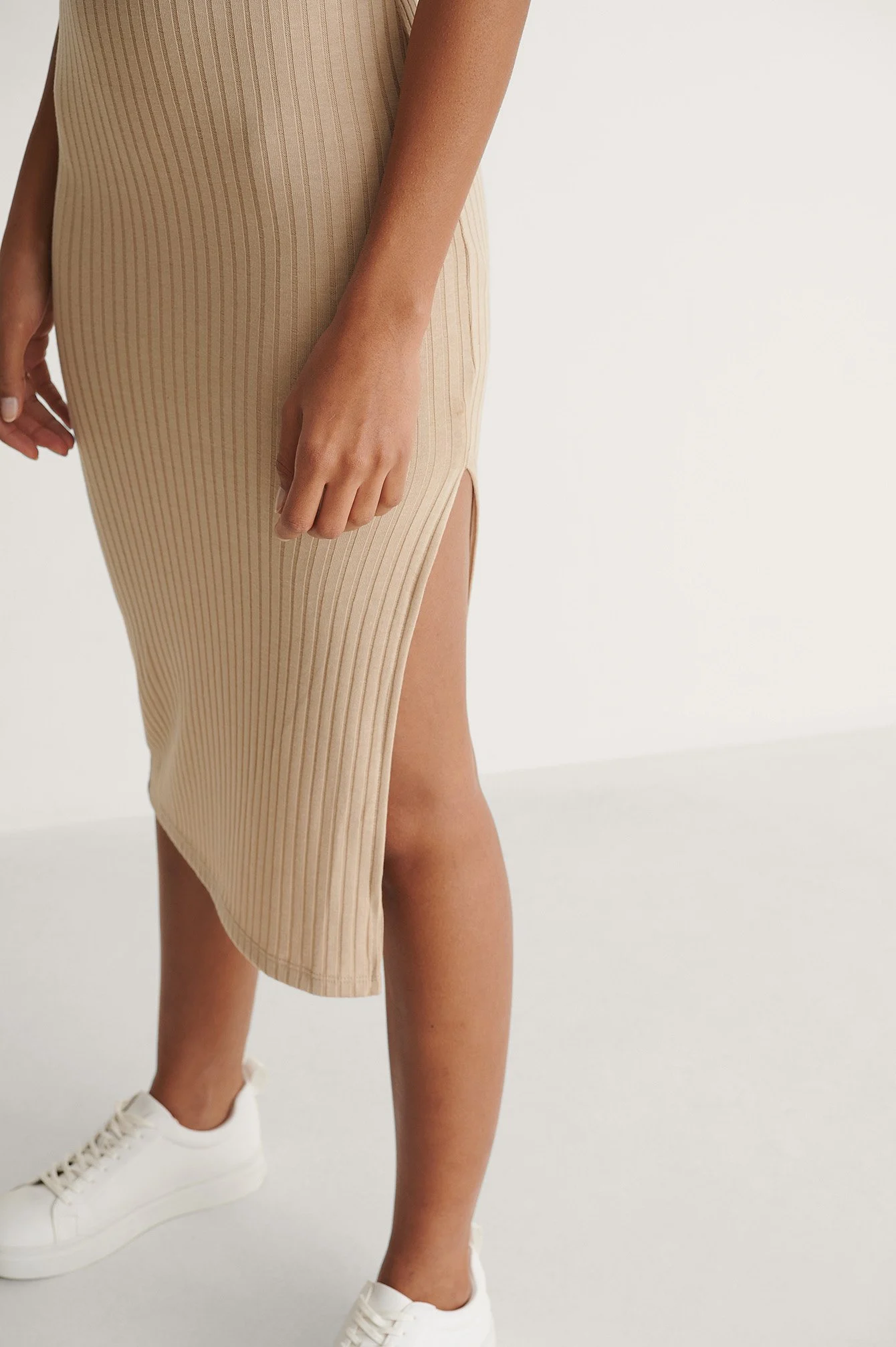 Recyceltes Kleid mit hohem Ausschnitt