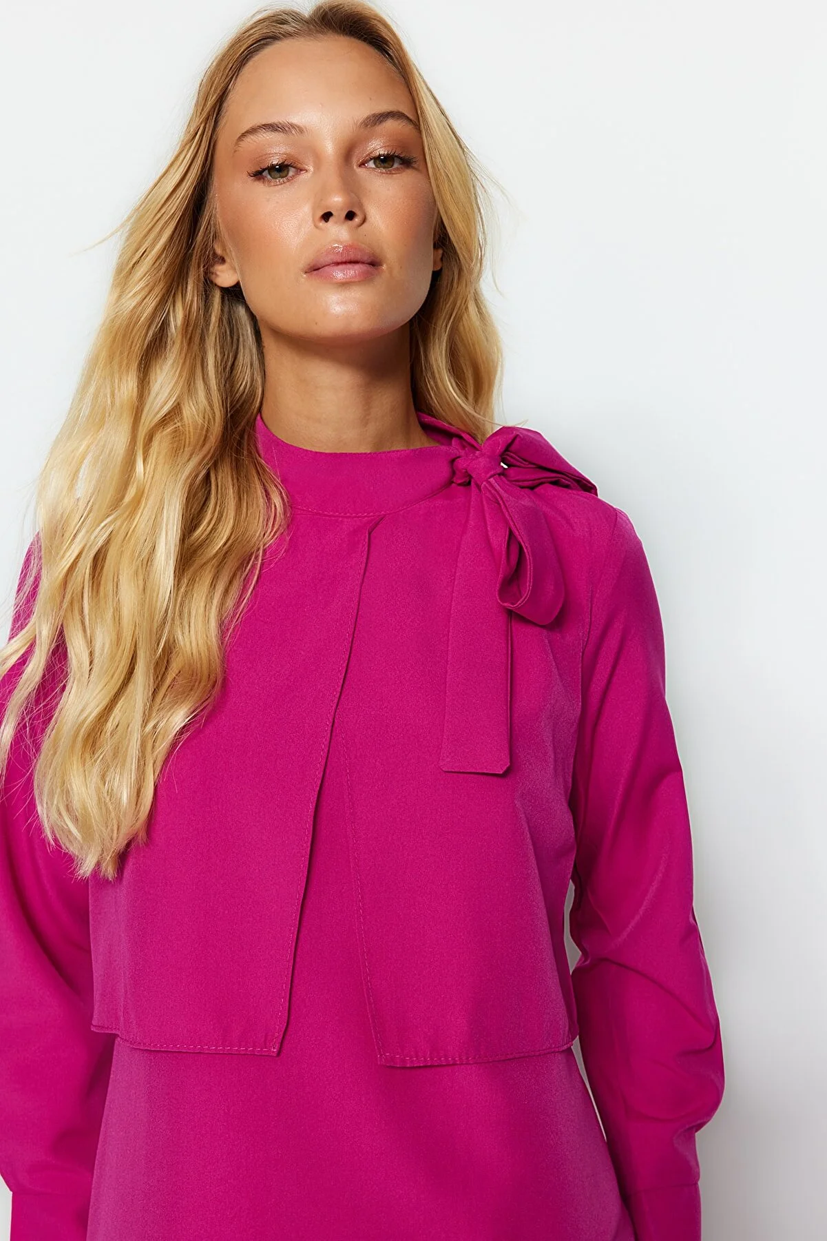 Trendyol Modest  Rosa gewebtes Kleid mit Kragen und Krawattendetails TCTSS23EB00283