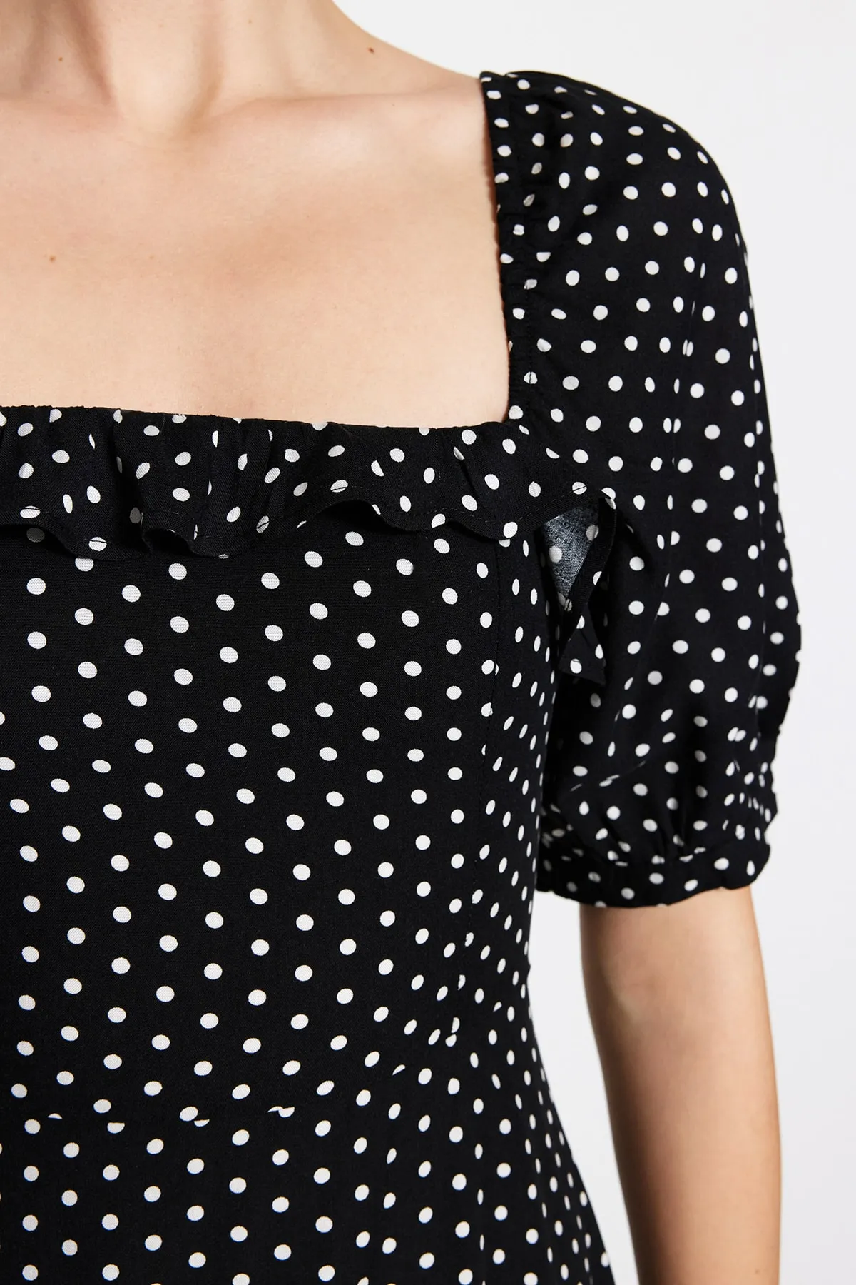 Trendyol Collection  Schwarzes A-Linien-Midikleid mit gewebten Rüschen und Punkten TWOSS21EL0511