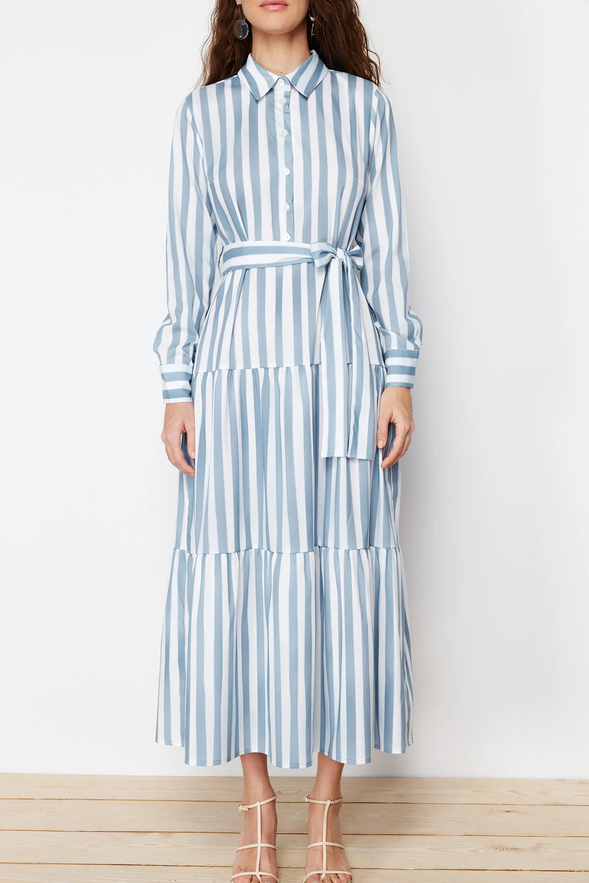 Trendyol Modest  Blaues, gewebtes Kleid mit Hemdkragen und gestreiftem Gürtel TCTSS24EB00150