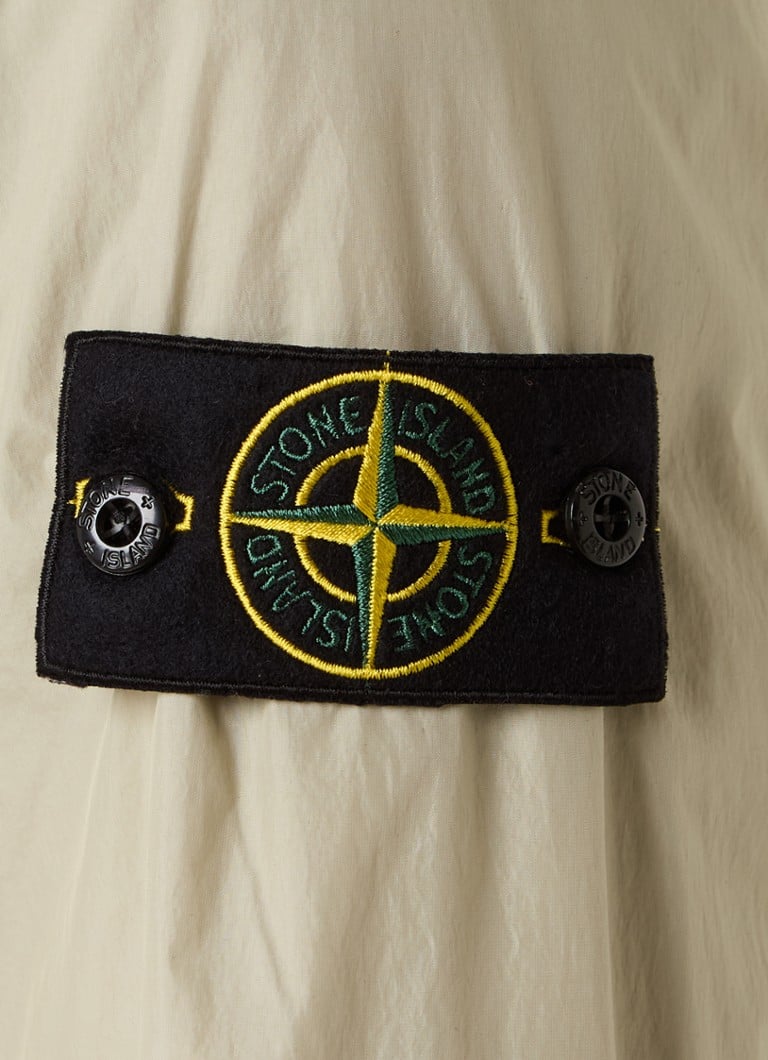 Jachetă matlasată Stone Island Q0123 cu buzunare laterale și logo.