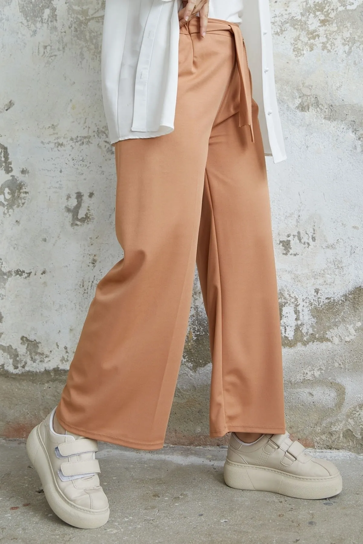 InStyle  Lockere Scuba-Hose mit Gürtel in der Taille – Kamel