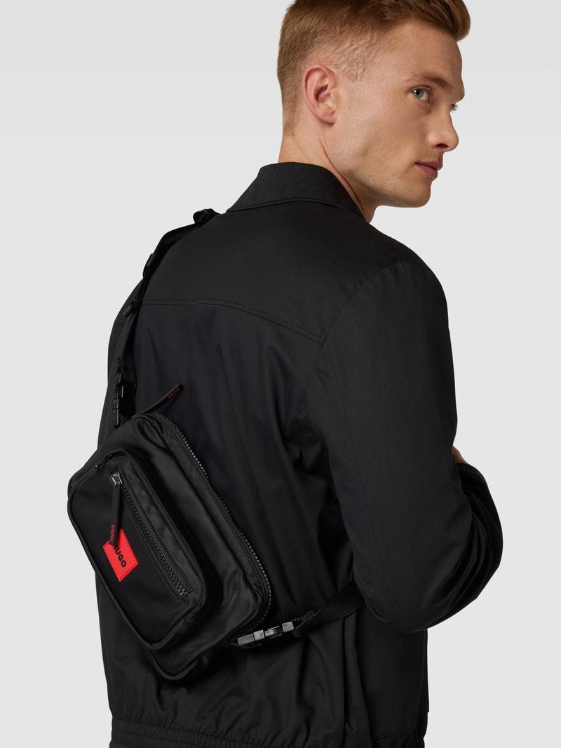 Umhängetasche mit Label-Patch Modell 'Ethon' in schwarz