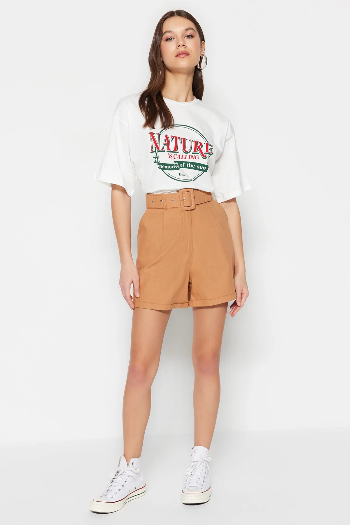 Trendyol Collection  Kamelfarbene Shorts aus gewebter Gabardine mit Gürtel TWOSS19IE0002