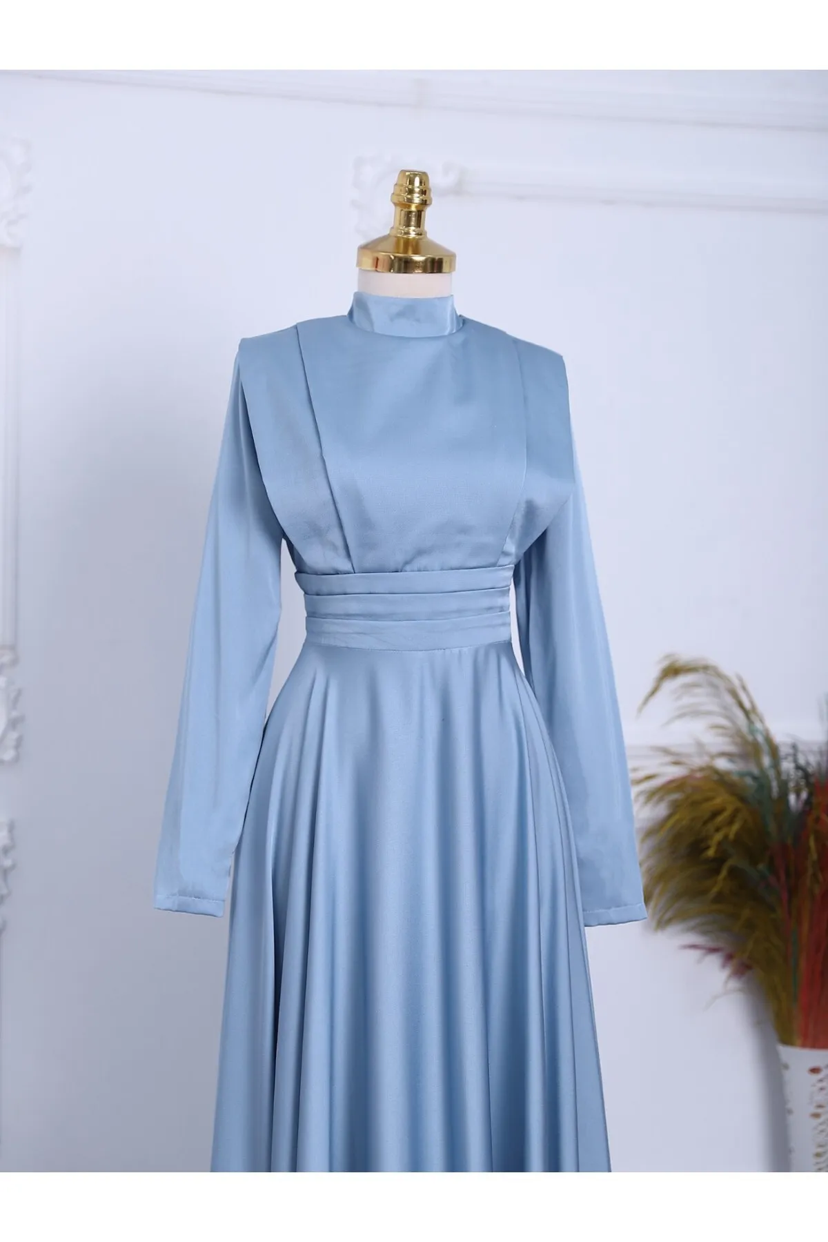 Modamorfo  Doppellagiges Satin-Abendkleid mit Falten an der Taille und an der Vorderseite