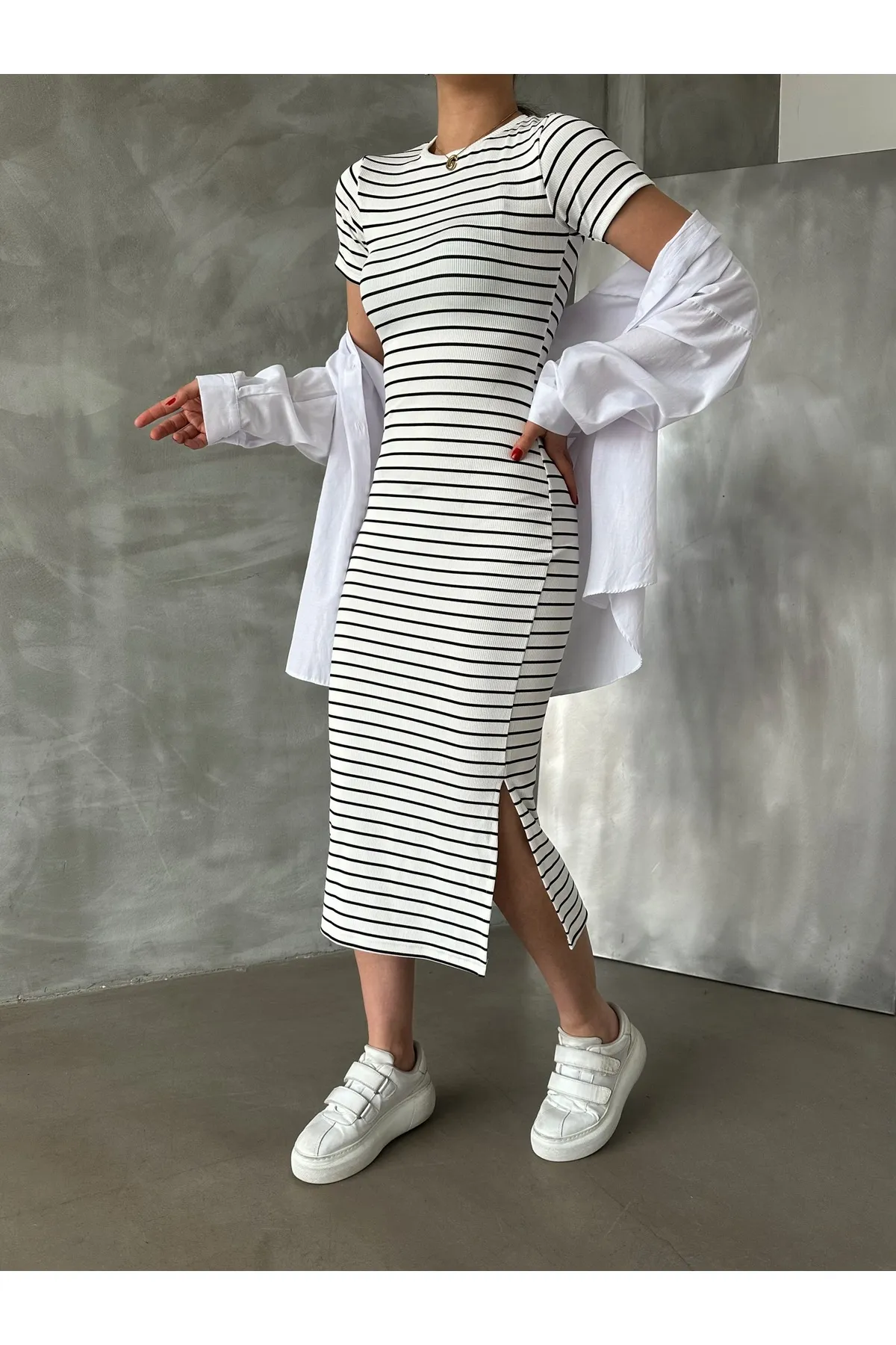BEJNA  Weißes, gestreiftes, dehnbares, langes Strickkleid für Damen mit Schlitz