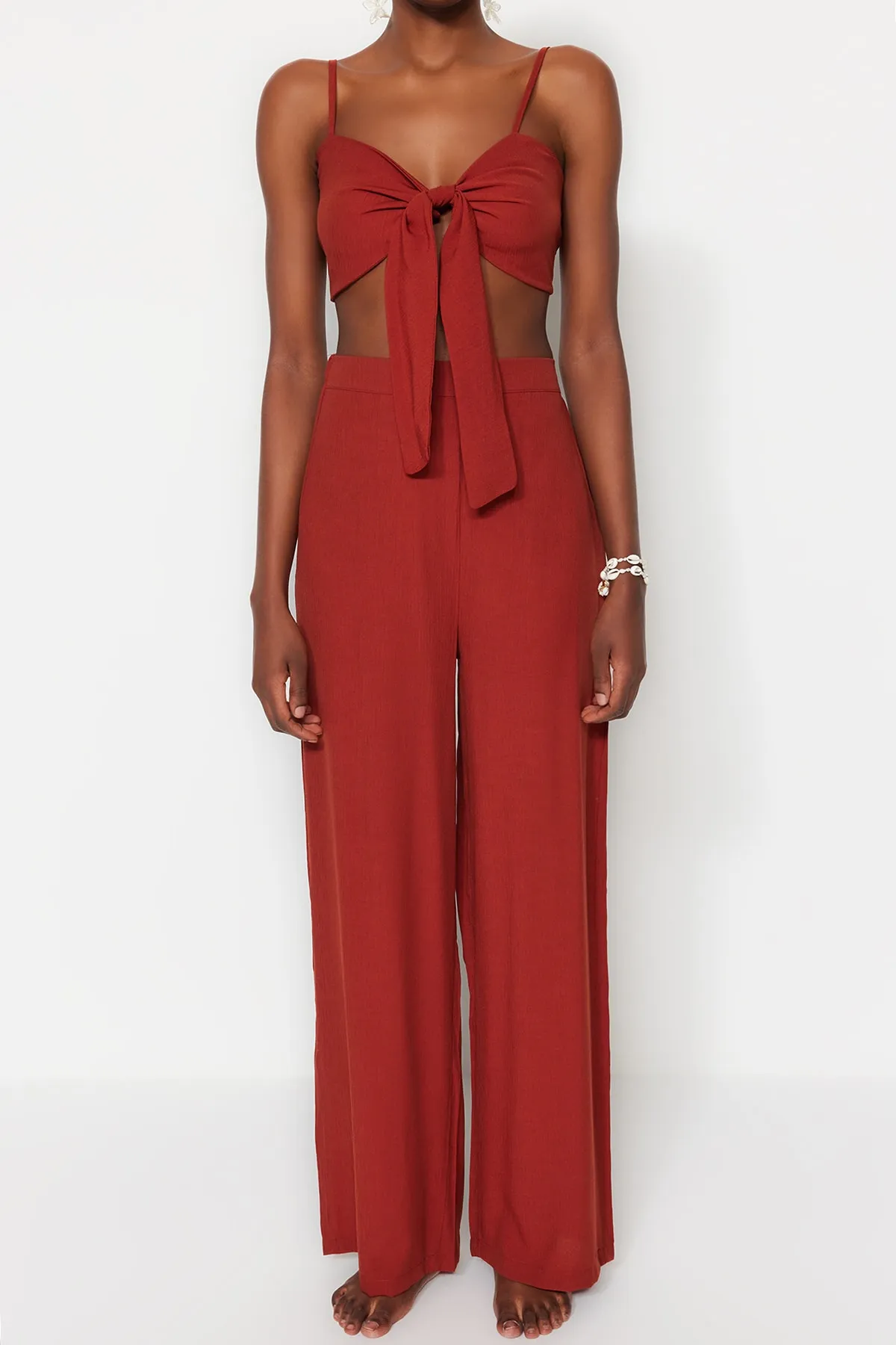 Trendyol Collection  Brauner gewebter Blusen-Hosenanzug mit Krawatte TBESS22AU0108