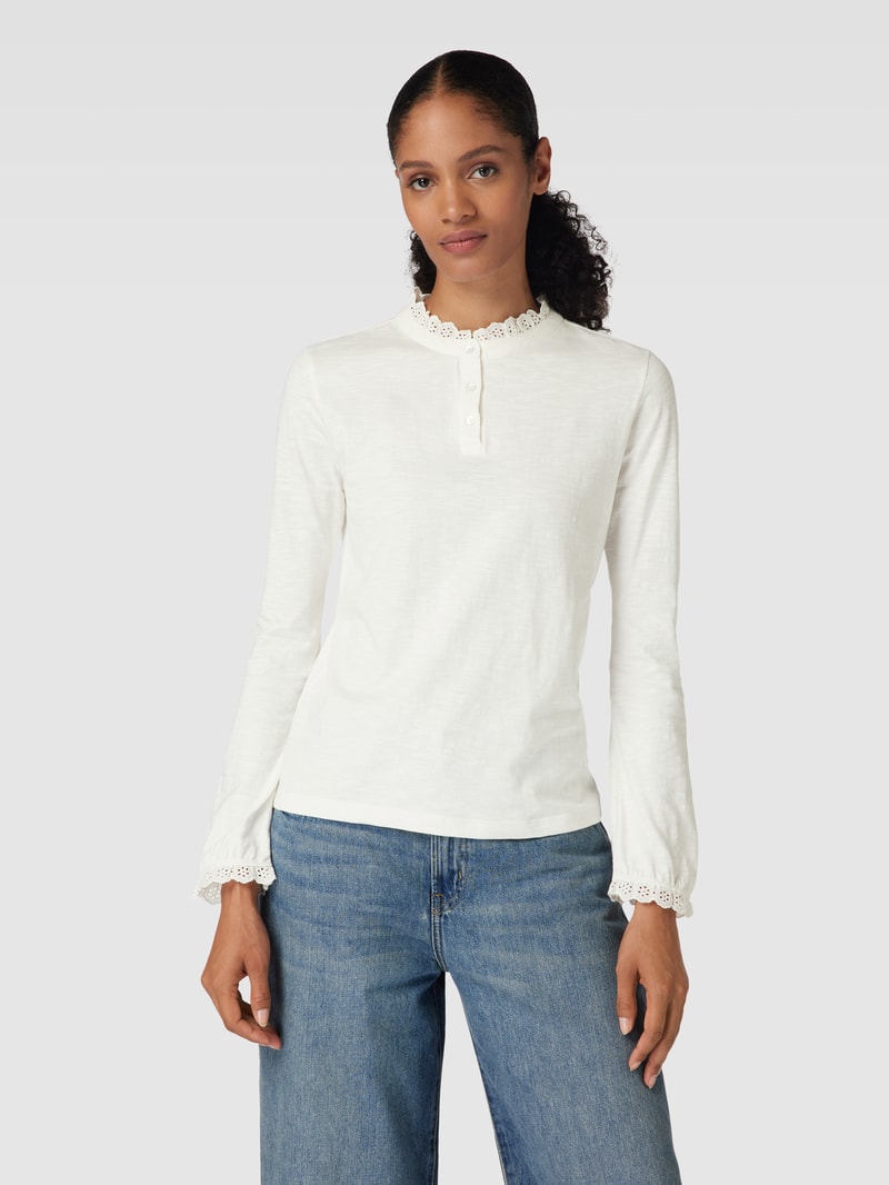 Longsleeve mit Spitzenbesatz und kurzer Knopfleiste in offwhite
