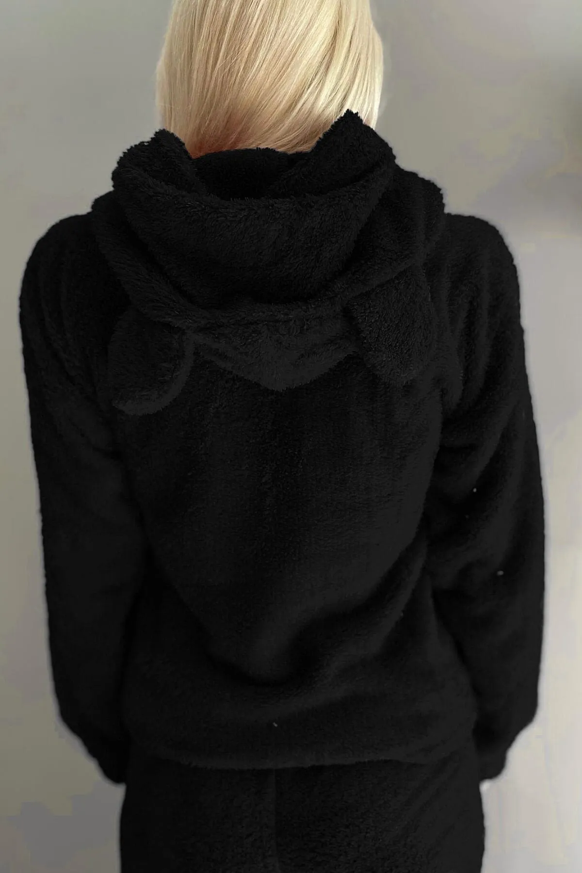 Pijamaevi  Schwarzes Pyjama-Set aus Vollplüsch mit Meow-Muster