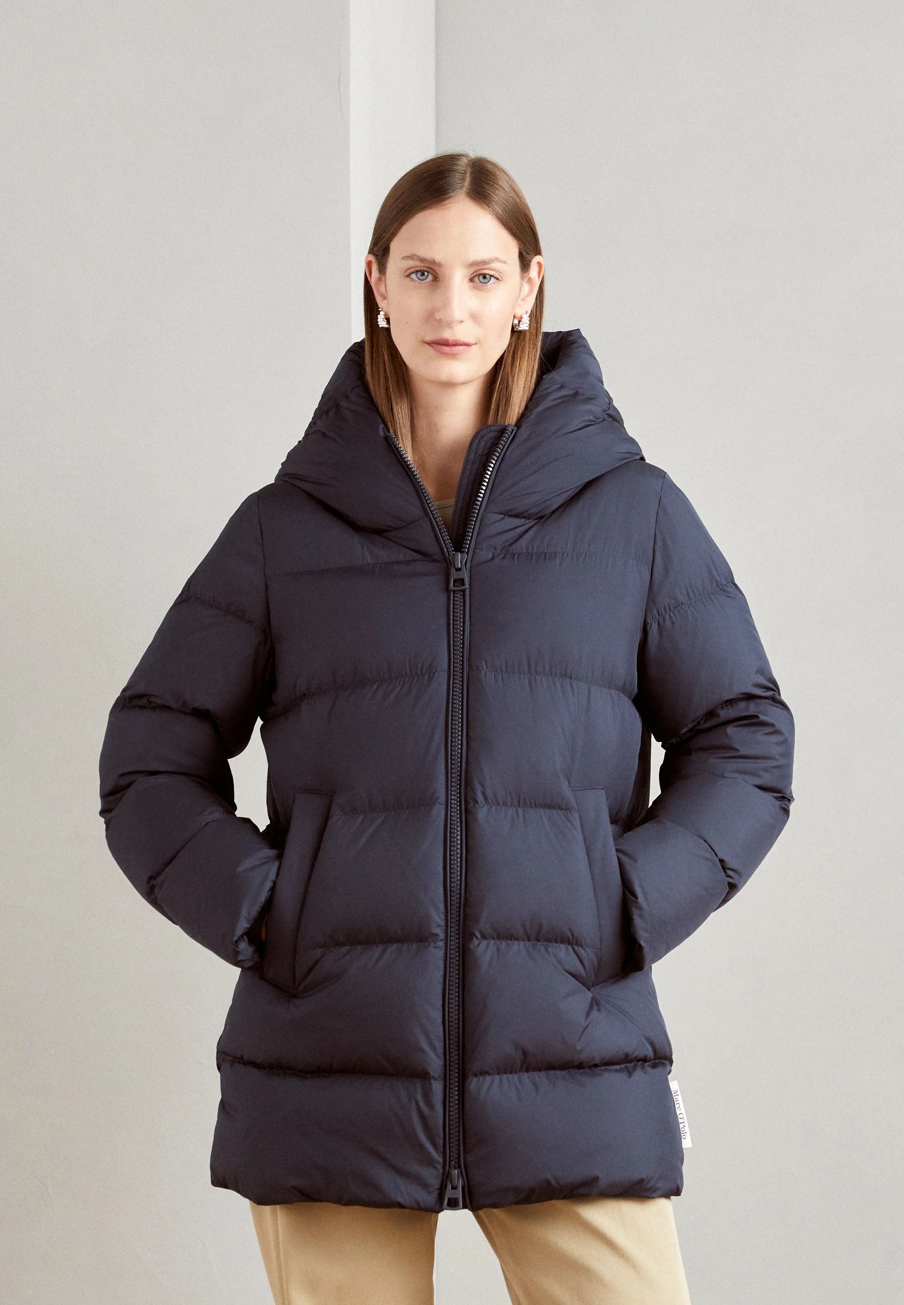 Marc O'Polo CHAQUETA DE LARGO MEDIO CON CAPUCHA FIJA Y BOLSILLOS DE RIBETE - Chaqueta de plumas