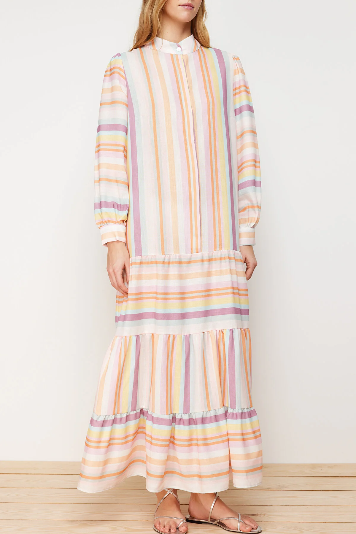 Trendyol Modest  Gewebtes Kleid in Leinenoptik mit mehrfarbig gestreiftem Rock und Rüschen TCTSS24EB00105