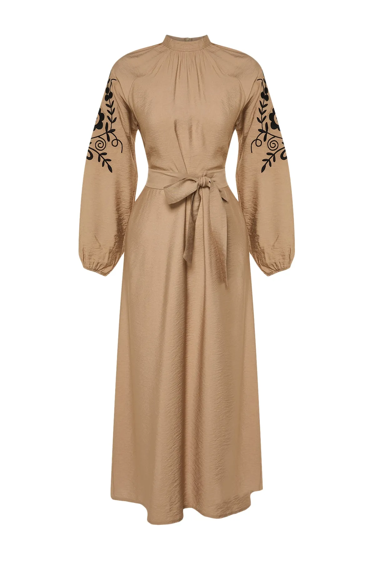 Trendyol Modest  Beigefarbenes Kleid mit Gürtelstickerei, weitem Schnitt und gewebter Leinenoptik TCTSS23EB00224