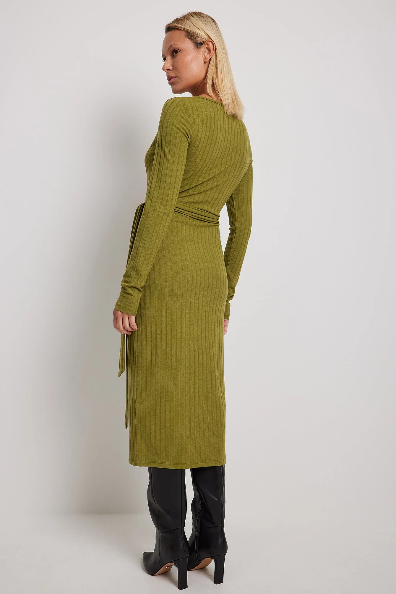 Geripptes Midikleid mit Wickelgürtel