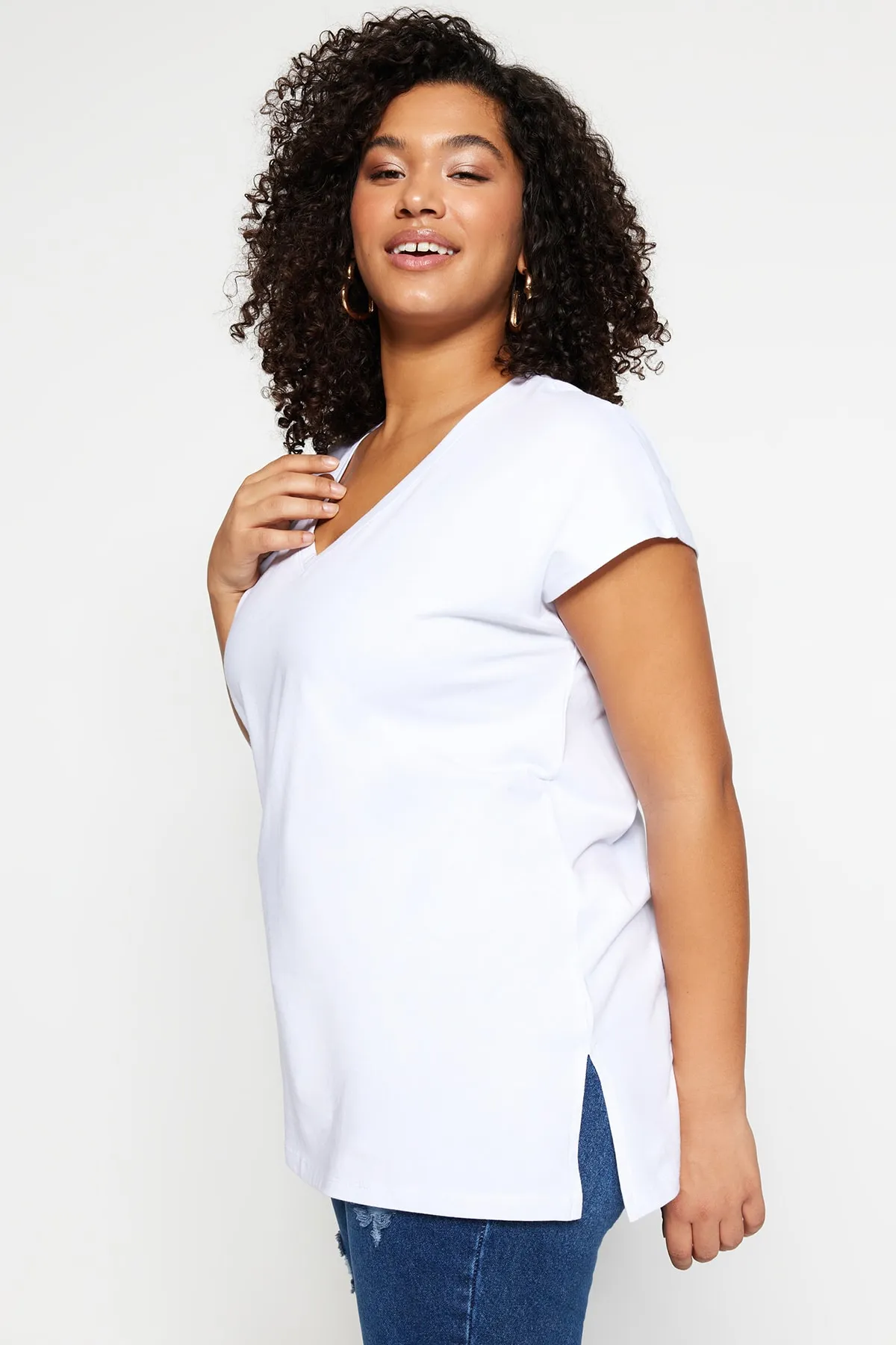 Trendyol Curve  Weißes Boyfriend-Strick-T-Shirt mit V-Ausschnitt und Schlitz TBBSS22BF0036