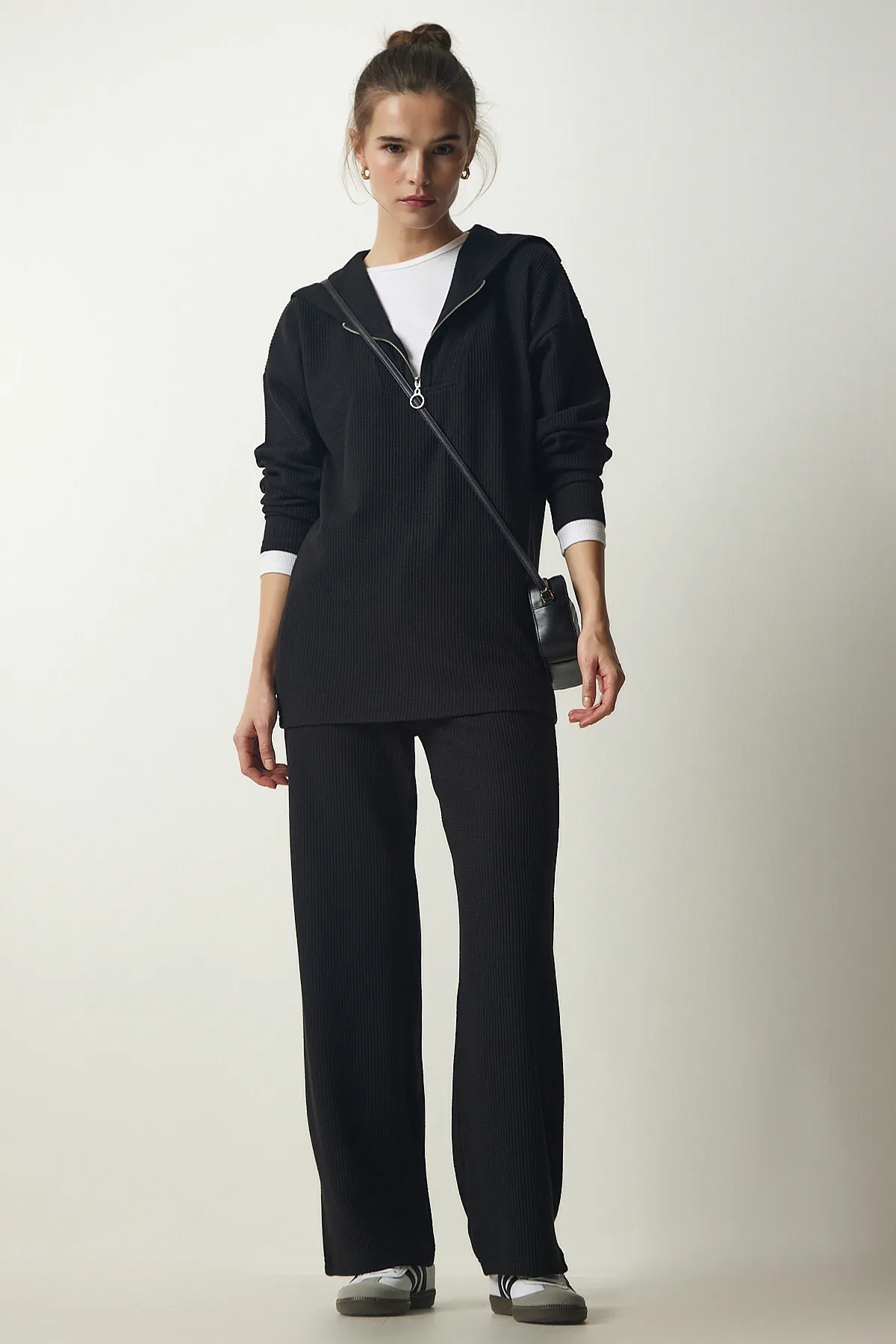 Happiness İstanbul  Schwarzes Strick-Bluse-Hosen-Set für Damen EW00004