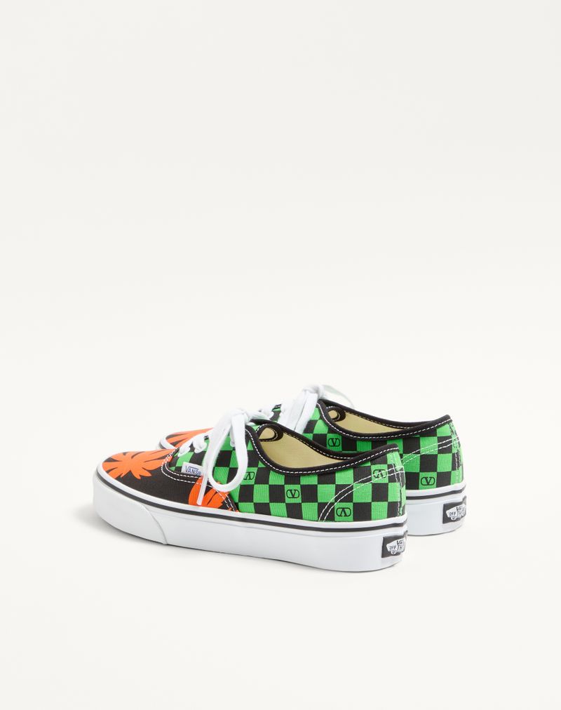 Tênis de cano baixo Valentino Garavani e Vans em tecido com estampa xadrez VLogo e estampa de folhas tropicais