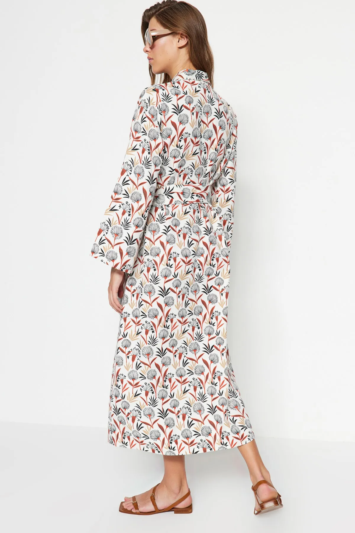 Trendyol Modest  Mehrfarbig gemustertes Hemdblusenkleid in gewebter Leinenoptik TCTSS23EB00287