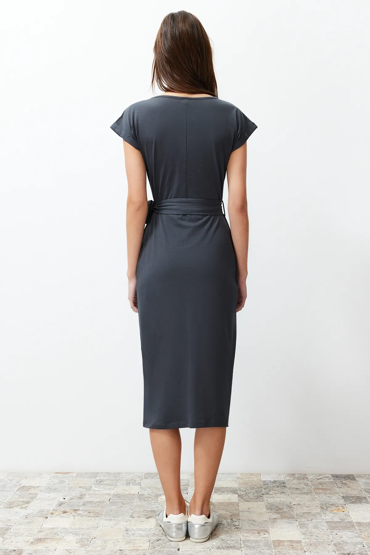 Trendyol Collection  Anthrazitfarbenes Midi-Strick-Maxikleid aus 100 % Baumwolle mit zweireihigem Verschluss und Gürtel, TWOSS24EL00118