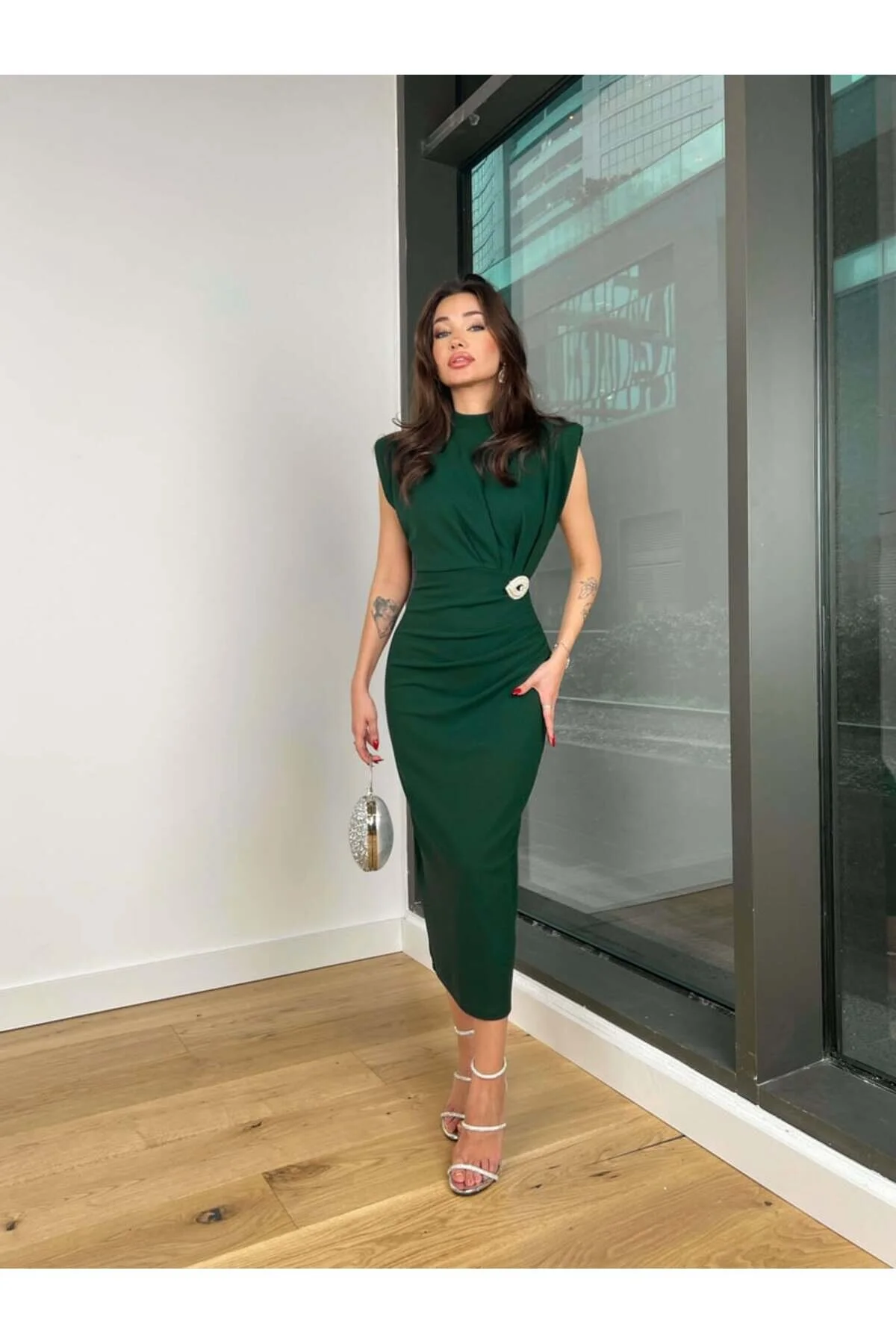 SONREİR  Ärmelloses Crêpe-Kleid mit halbem Halsausschnitt und drapiertem Detail