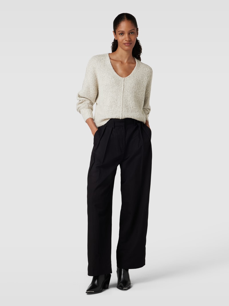 Strickpullover mit V-Ausschnitt in stein